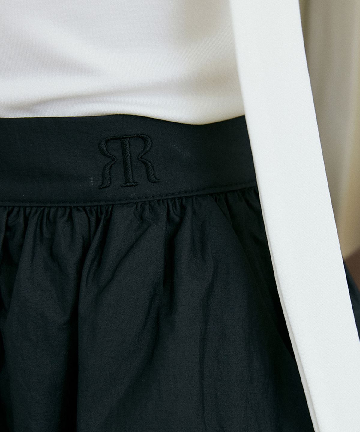 리올그(REORG) FRA NYLON BALLOON MINI SKIRT BLACK
