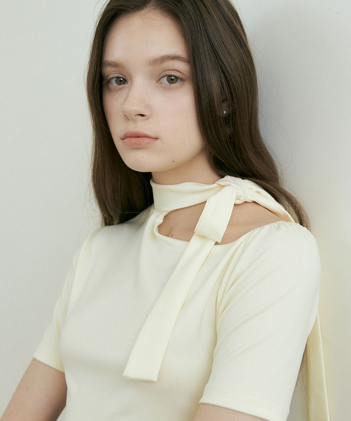 리올그(REORG) FRA CUTOUT HALF SCARF T-SHIRTS LEMON
