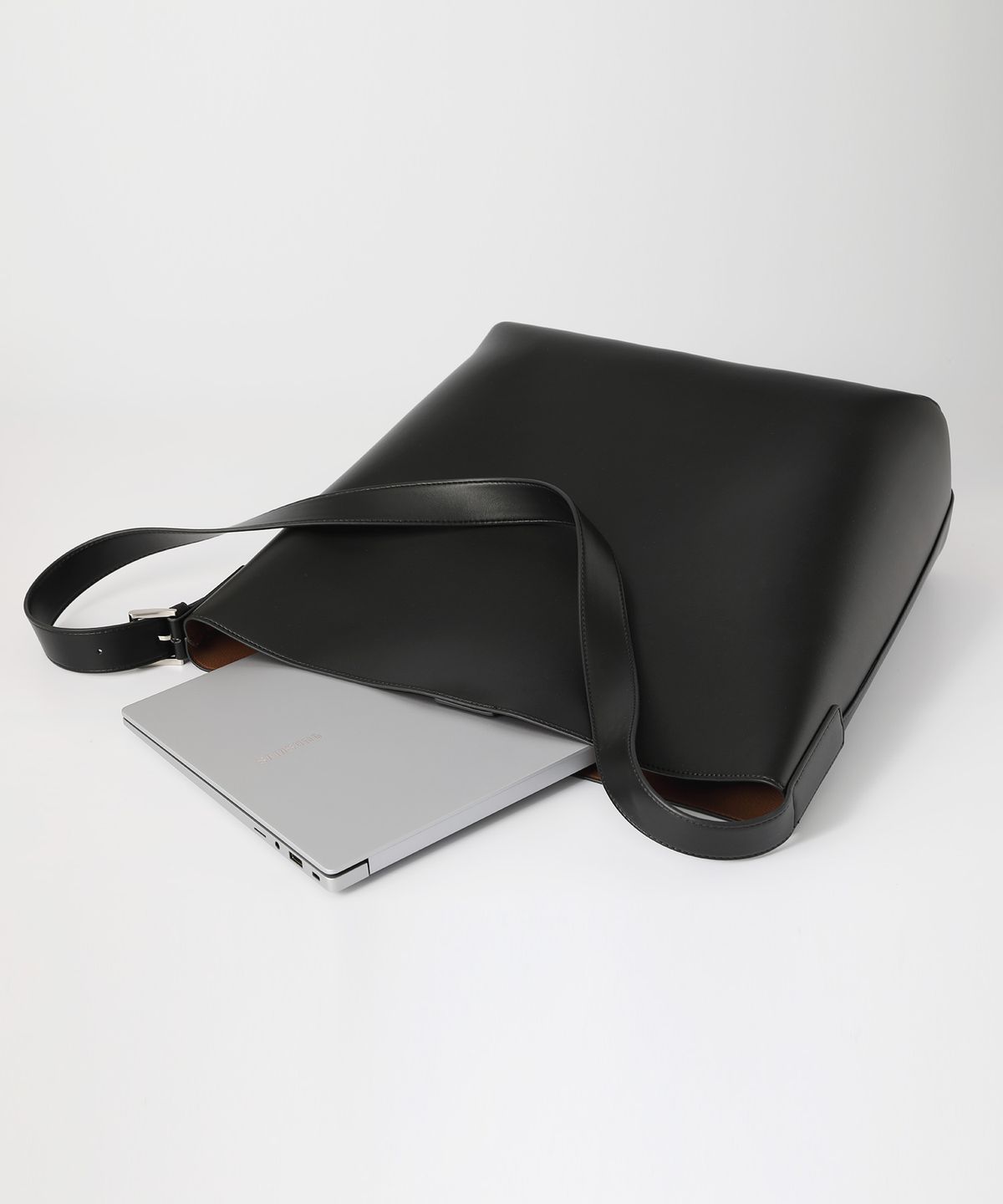 옐로우스톤(YELLOWSTONE) Square Vegan Leather bag - Black
