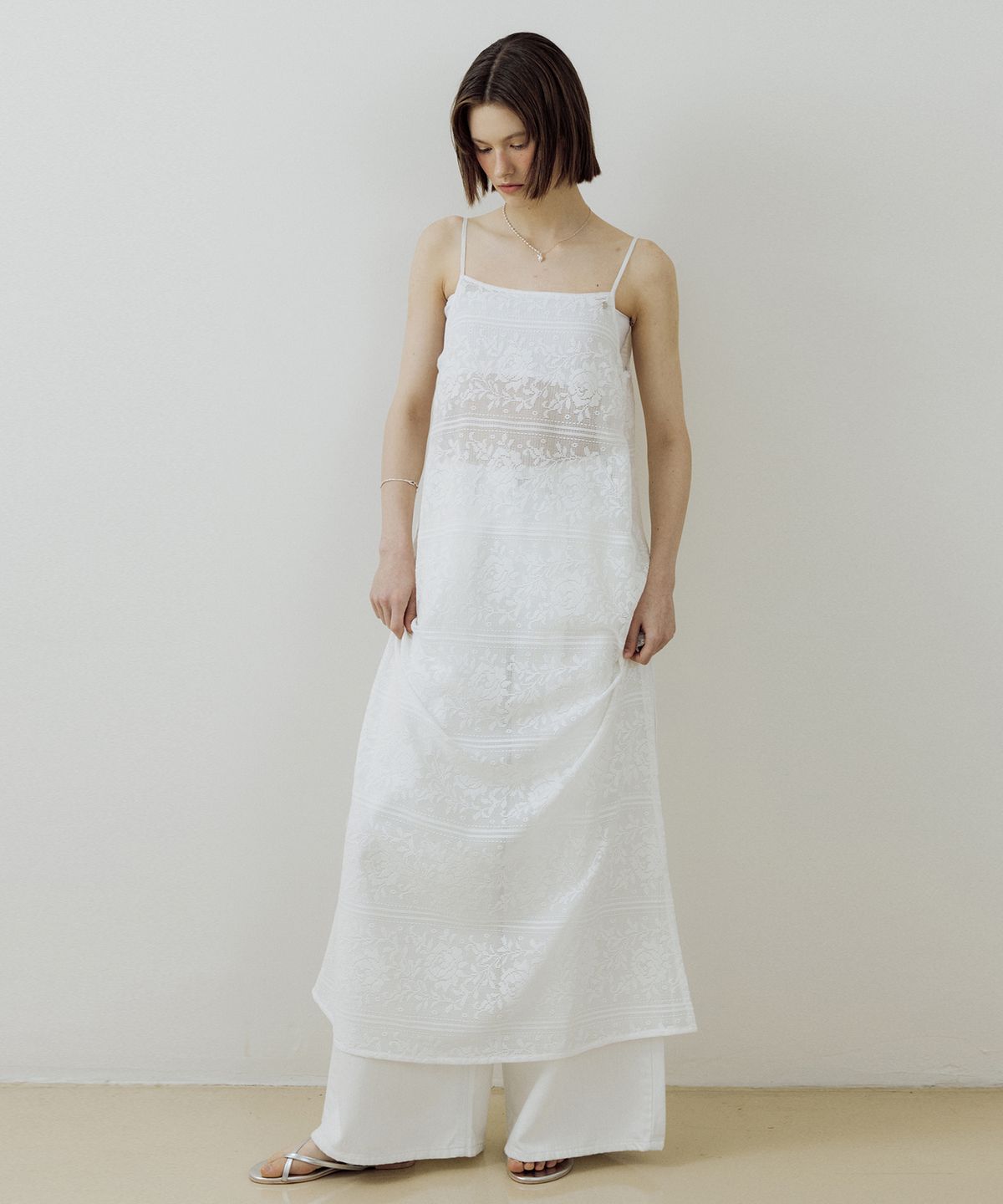 루시르주(LUCIR ZU) Puree Lace Sleeveless One-piece (white)