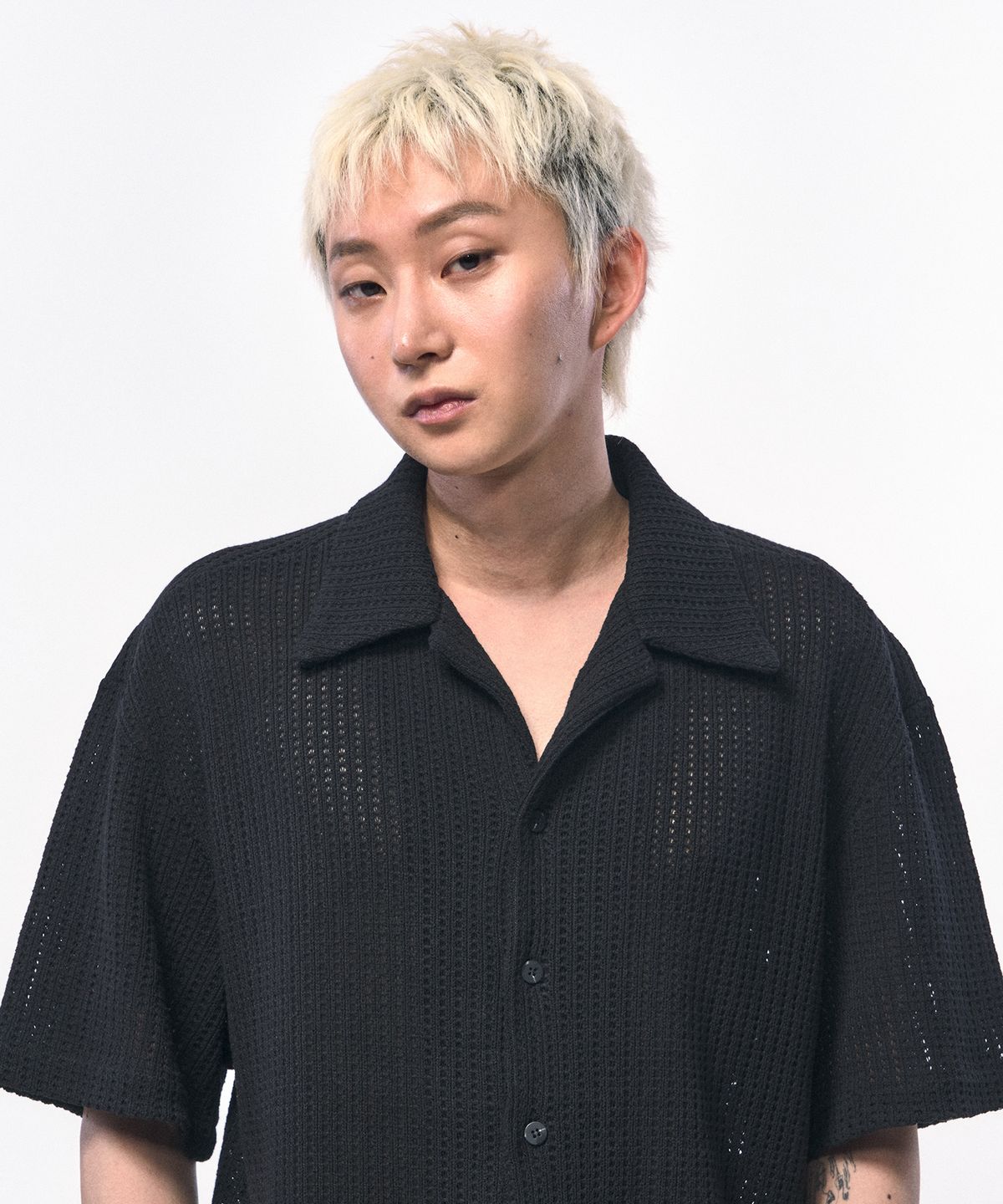 씨웨어 바이 더 지니어스(C WEAR BY THE GENIUS) 크로셰 니트 하프 셔츠 블랙