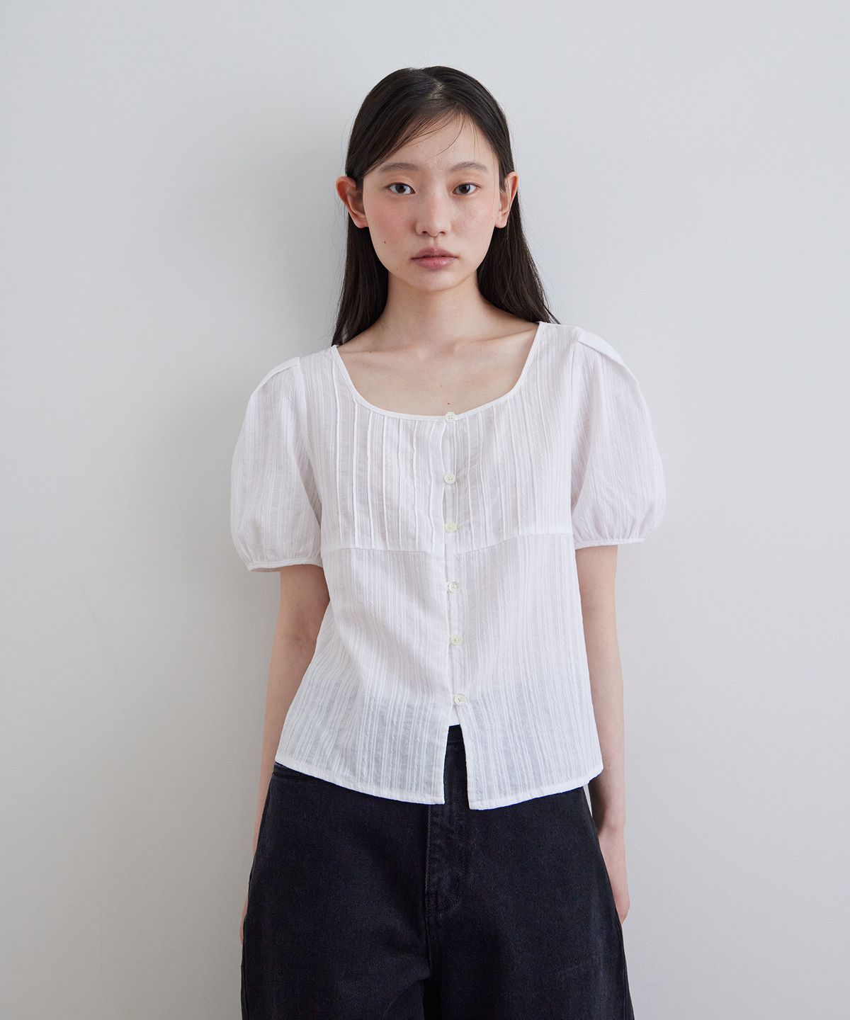 스텝어라운드(STEP AROUND) Tuck detail puff blouse_WHITE