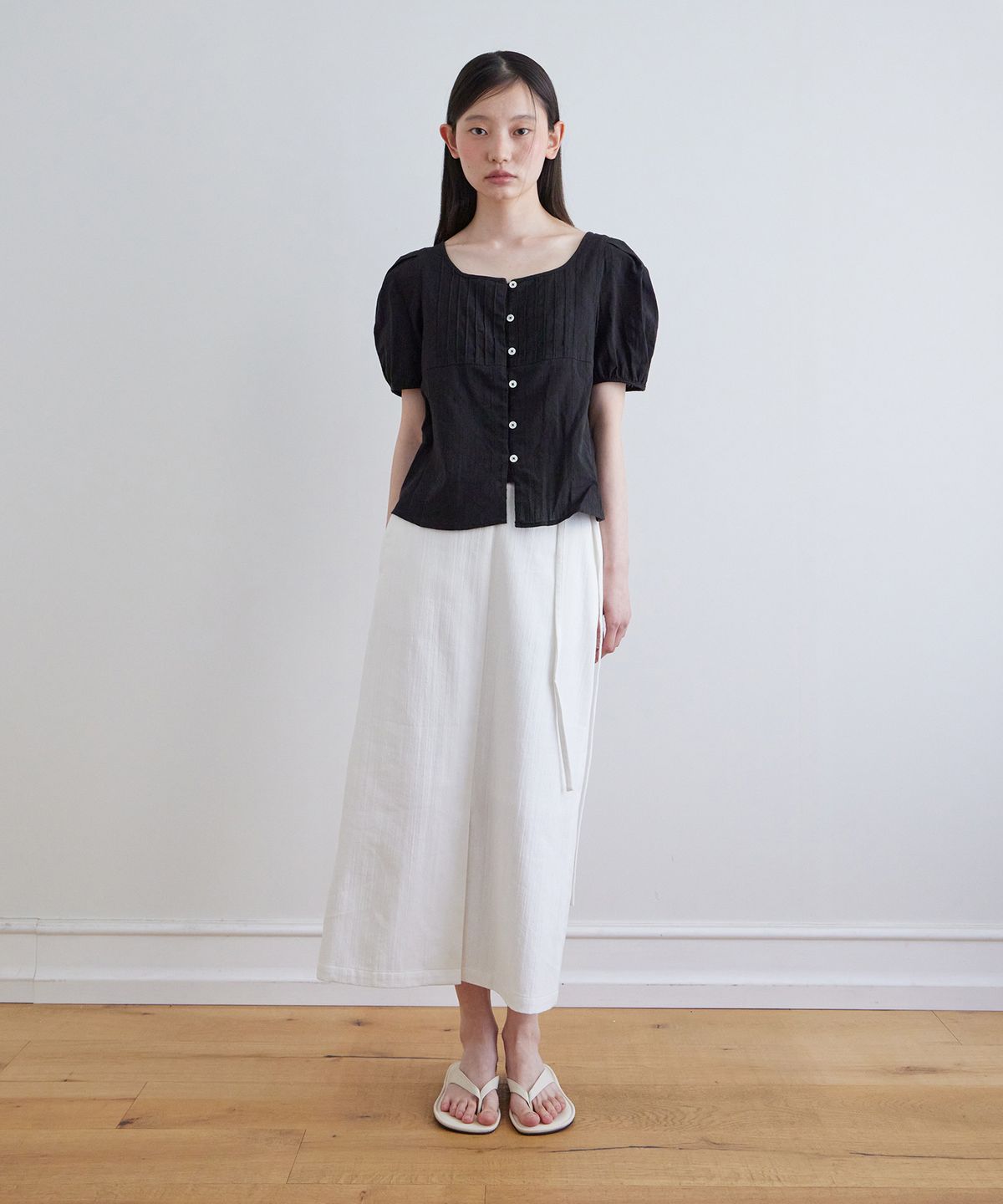 스텝어라운드(STEP AROUND) Tuck detail puff blouse_BLACK