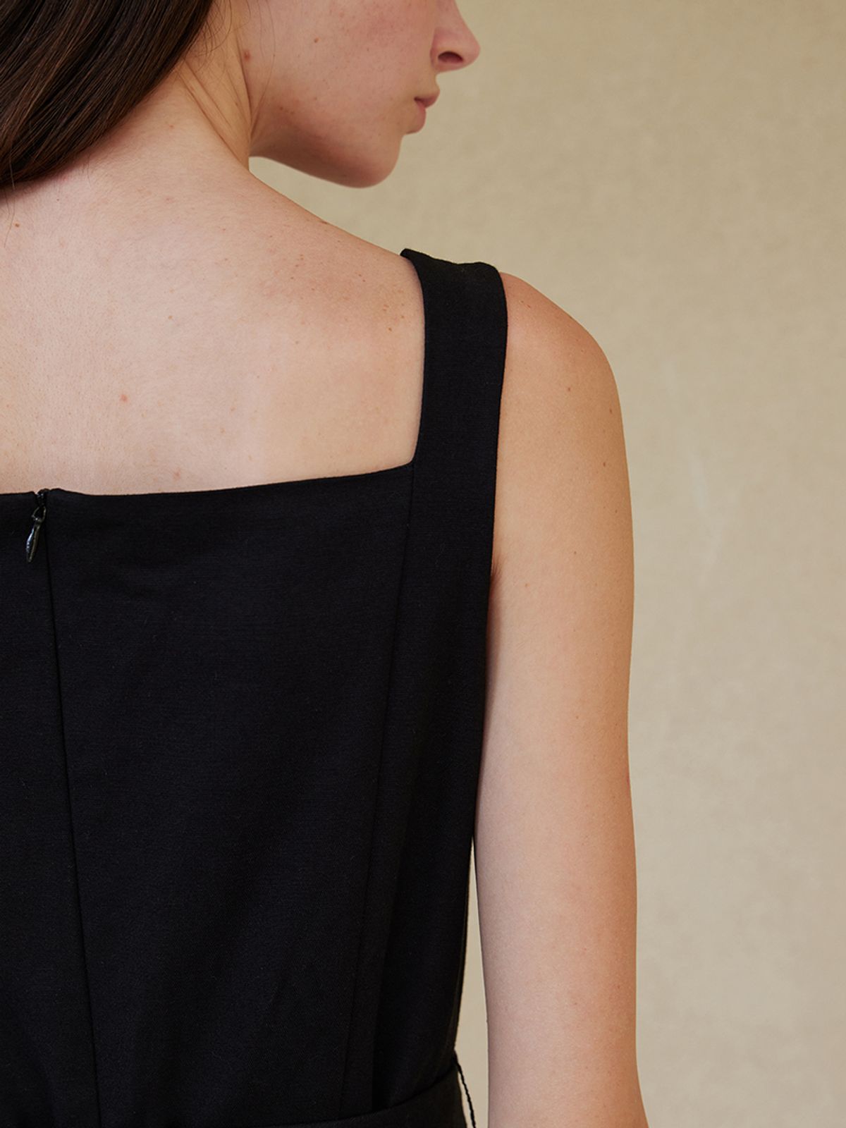 스텝어라운드(STEP AROUND) Square neck sleevless onepiece_BLACK