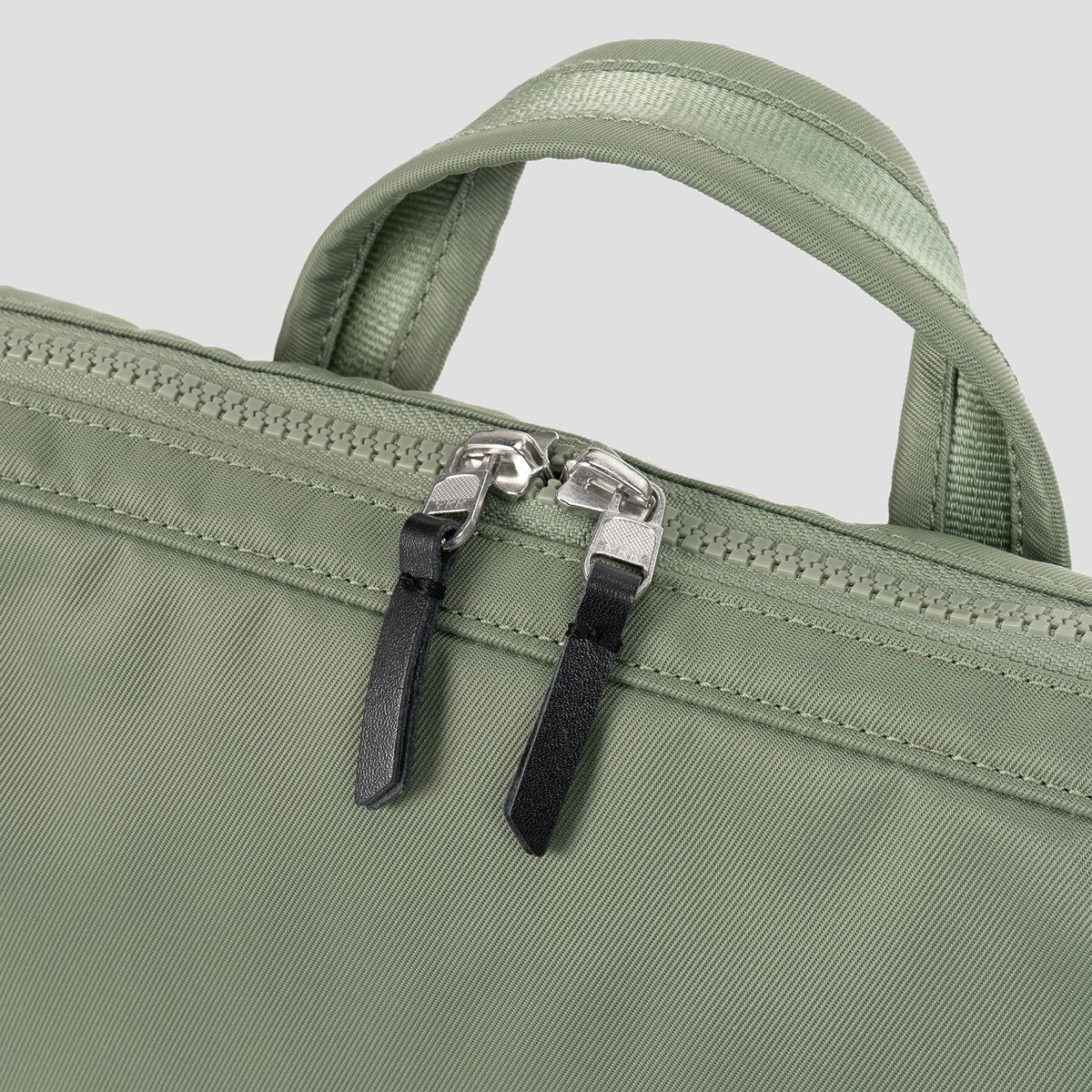 티알브이알(TRVR) Staple Travel Commute Brief Olive