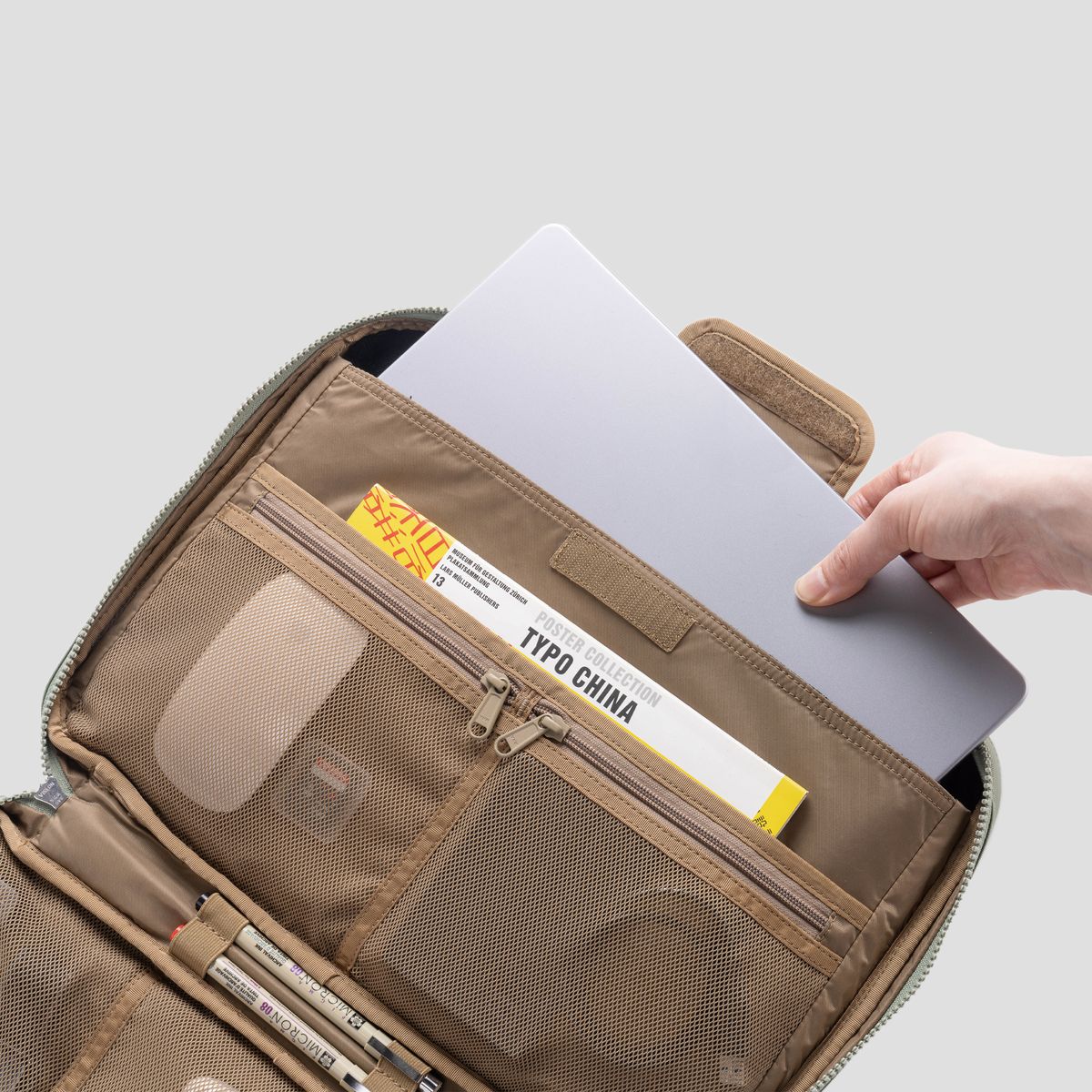 티알브이알(TRVR) Staple Travel Commute Brief Olive