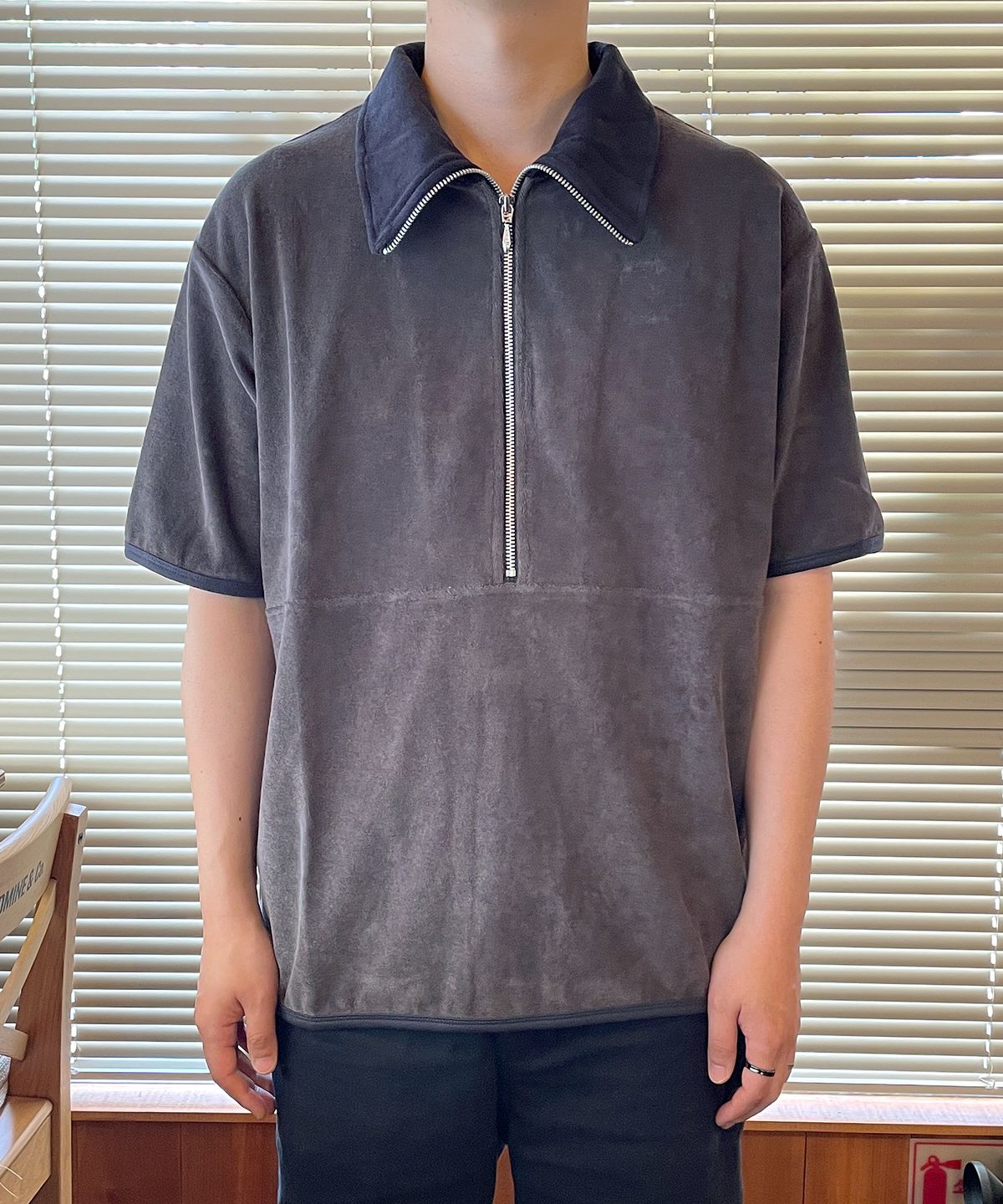유니드가먼츠(YOUNEEDGARMENTS) 테리 하프 집 폴로 터틀넥 (차콜)