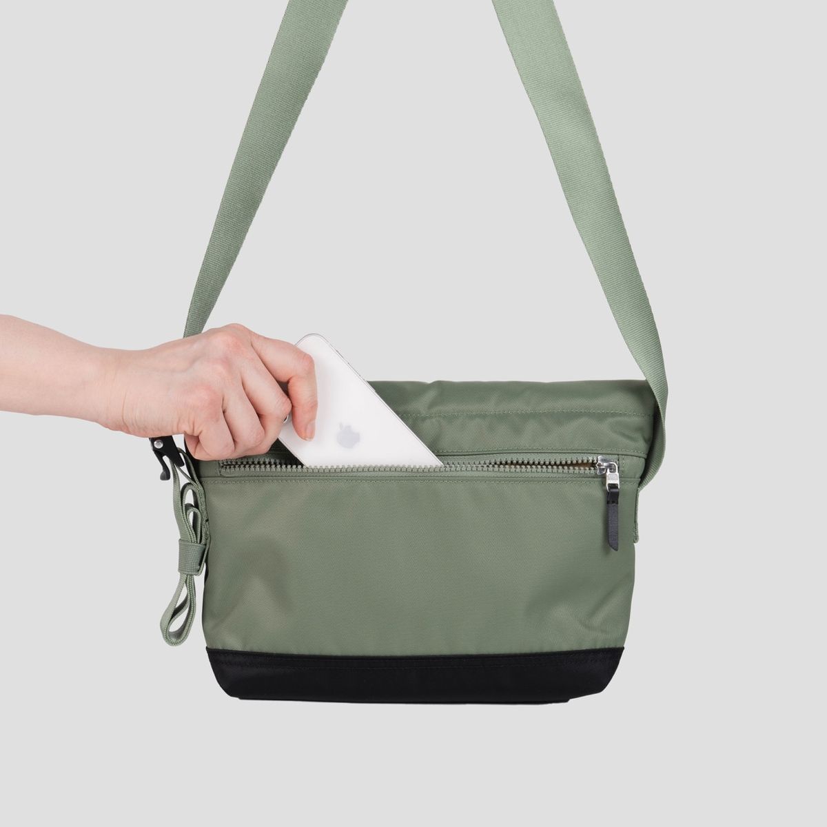 티알브이알(TRVR) Staple Messenger S Olive