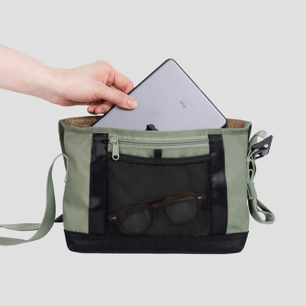 티알브이알(TRVR) Staple Messenger S Olive