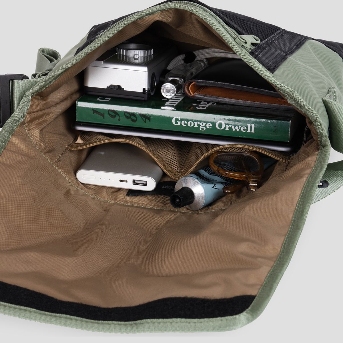 티알브이알(TRVR) Staple Messenger S Olive