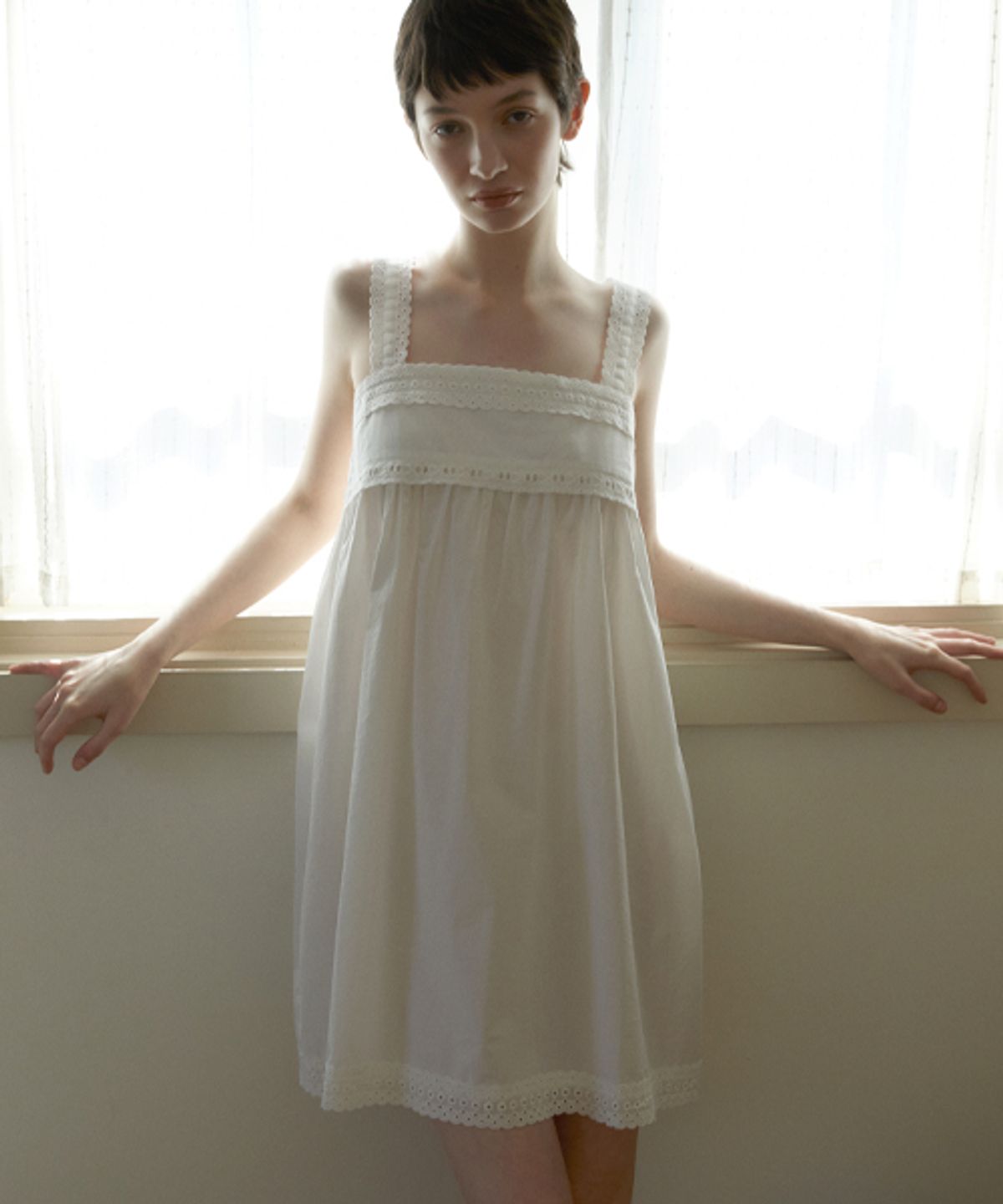 레이디 볼륨(LADY VOLUME) PUNCHING SLEEVELESS DRESS_WHITE