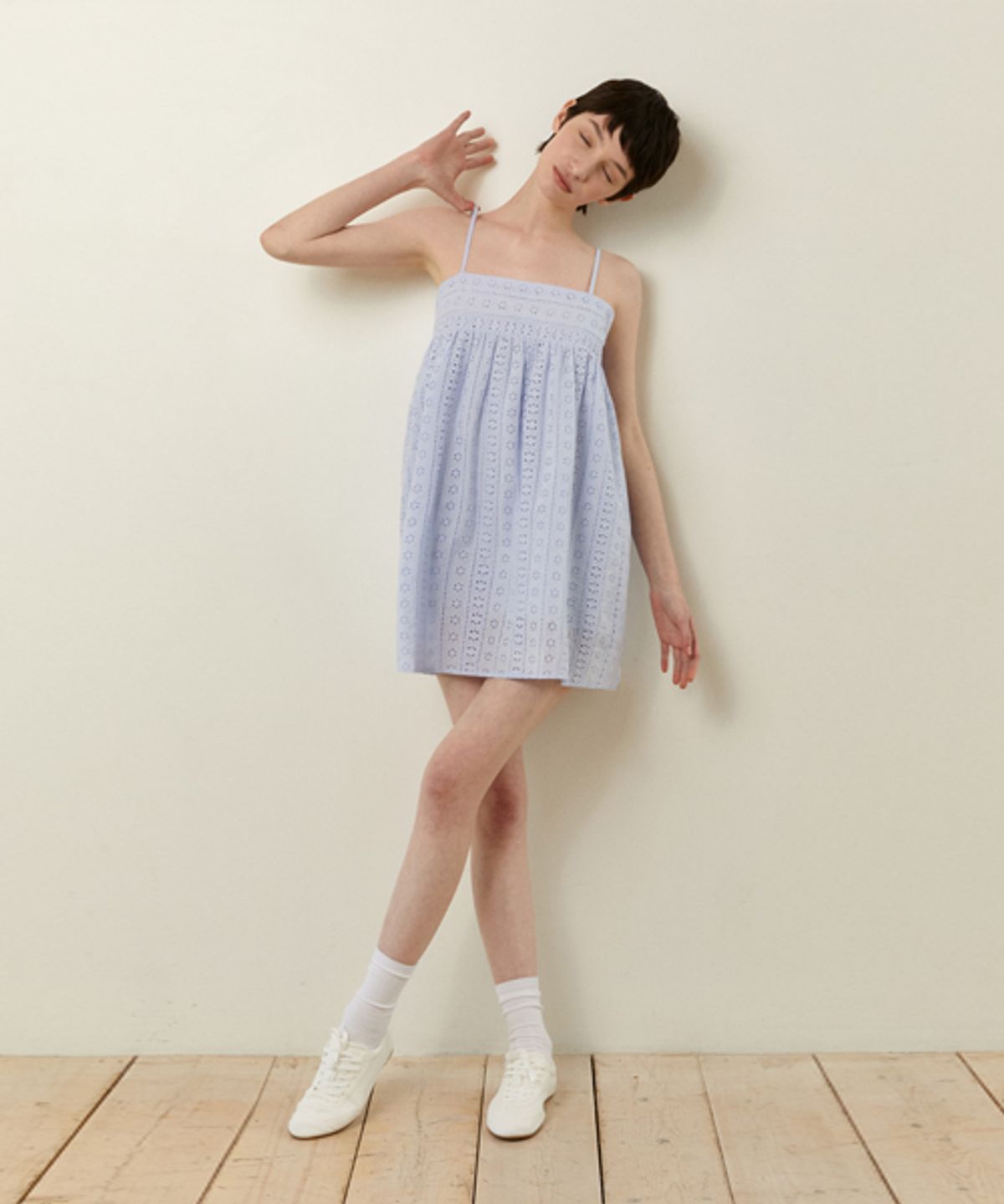 레이디 볼륨(LADY VOLUME) FLORAL LACE MINI DRESS_SKY BLUE