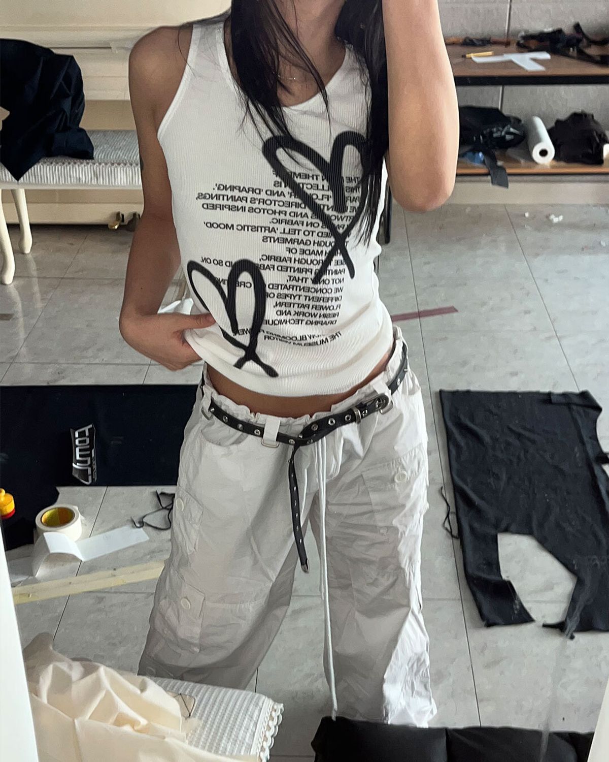 더뮤지엄비지터(THEMUSEUMVISITOR) HEART PRINTED SLEEVELESS (WHITE)