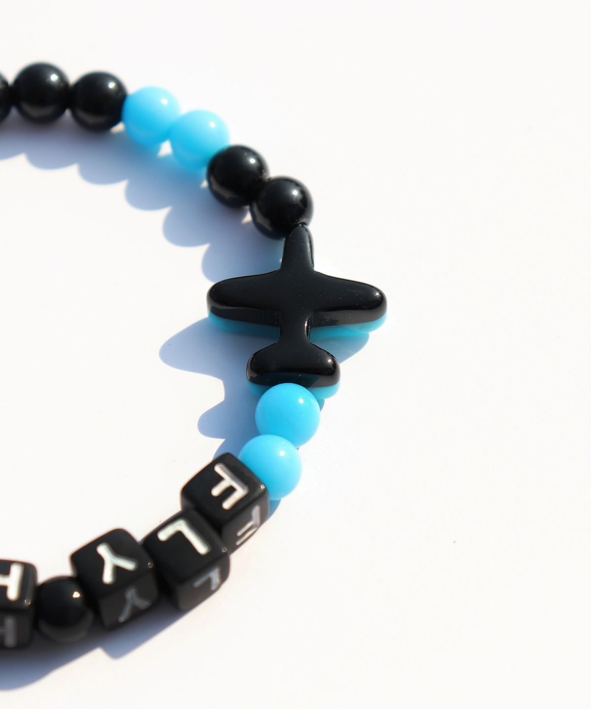 봉보(BONBEAU) Flyhigh airplane initial ball Bracelet 비행기 참 아크릴 볼 이니셜 비즈 팔찌
