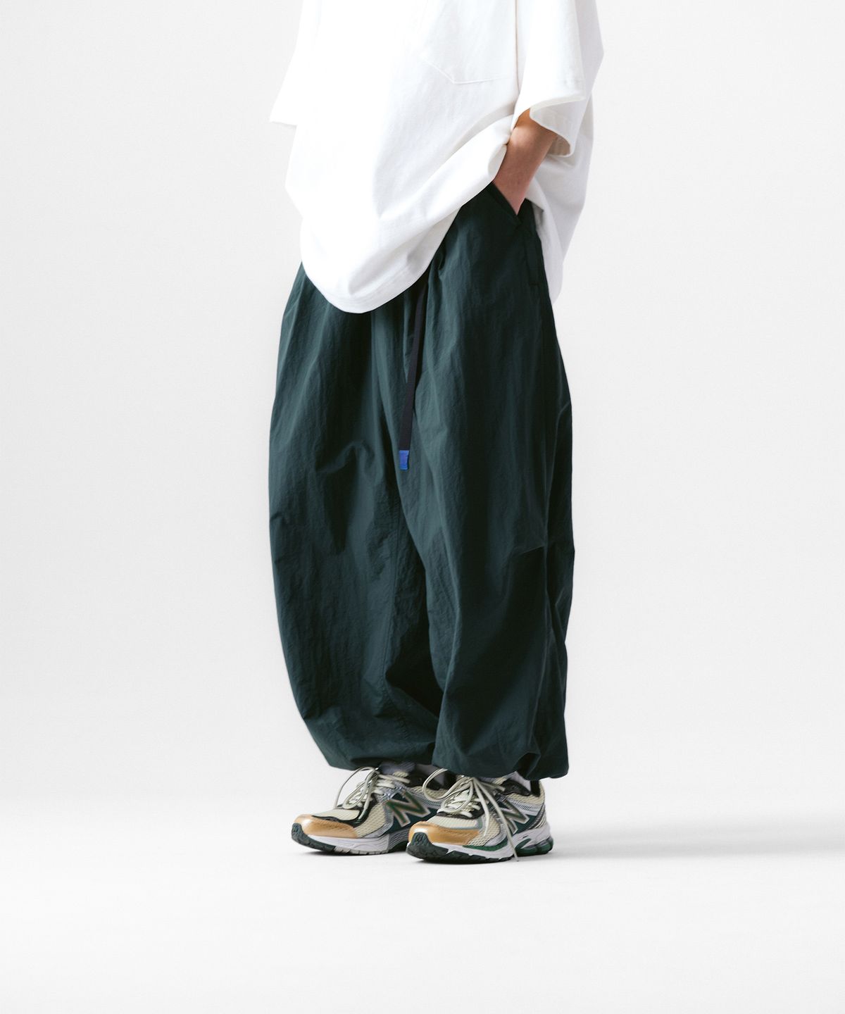 앵글런(ANGLAN) Nylon Tuck Belt String Balloon Pants - Green