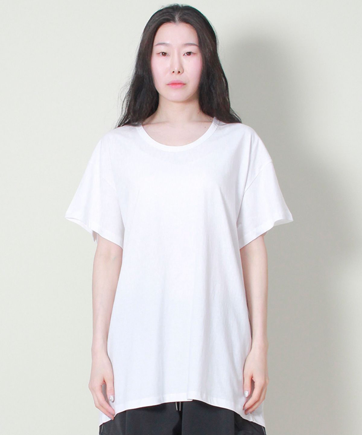 드마크(DEMARC) 솔리드 언발란스 루즈핏 크루넥 반팔 티셔츠 화이트