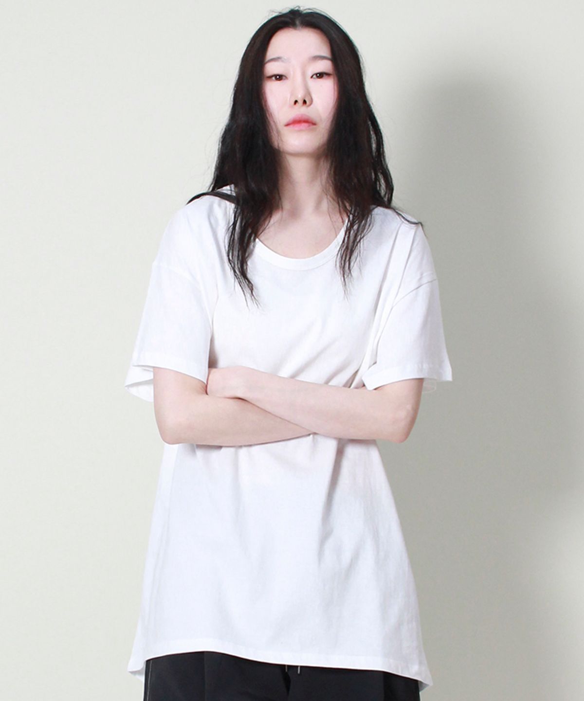 드마크(DEMARC) 솔리드 언발란스 루즈핏 크루넥 반팔 티셔츠 화이트