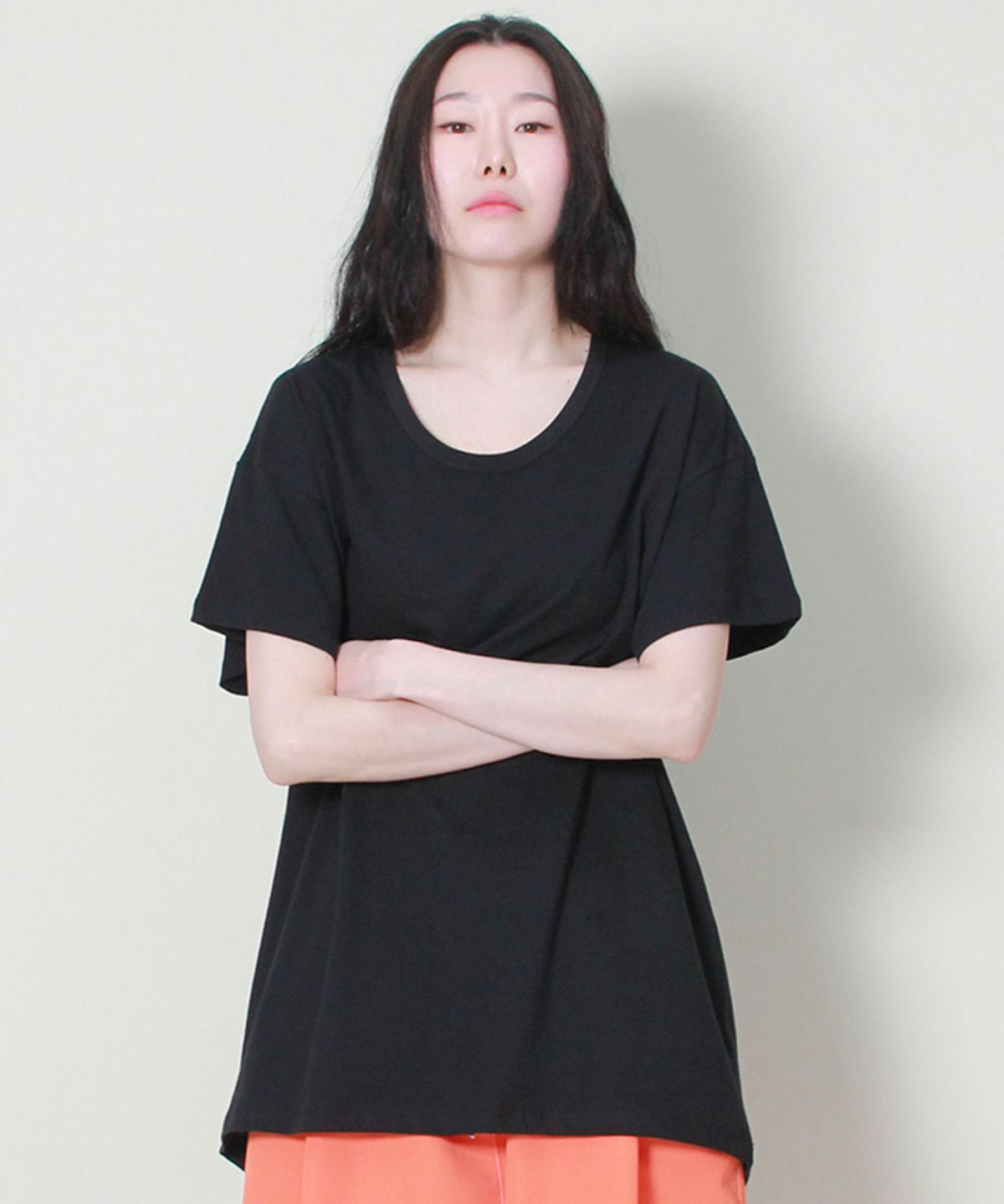 드마크(DEMARC) 솔리드 언발란스 루즈핏 크루넥 반팔 티셔츠 블랙