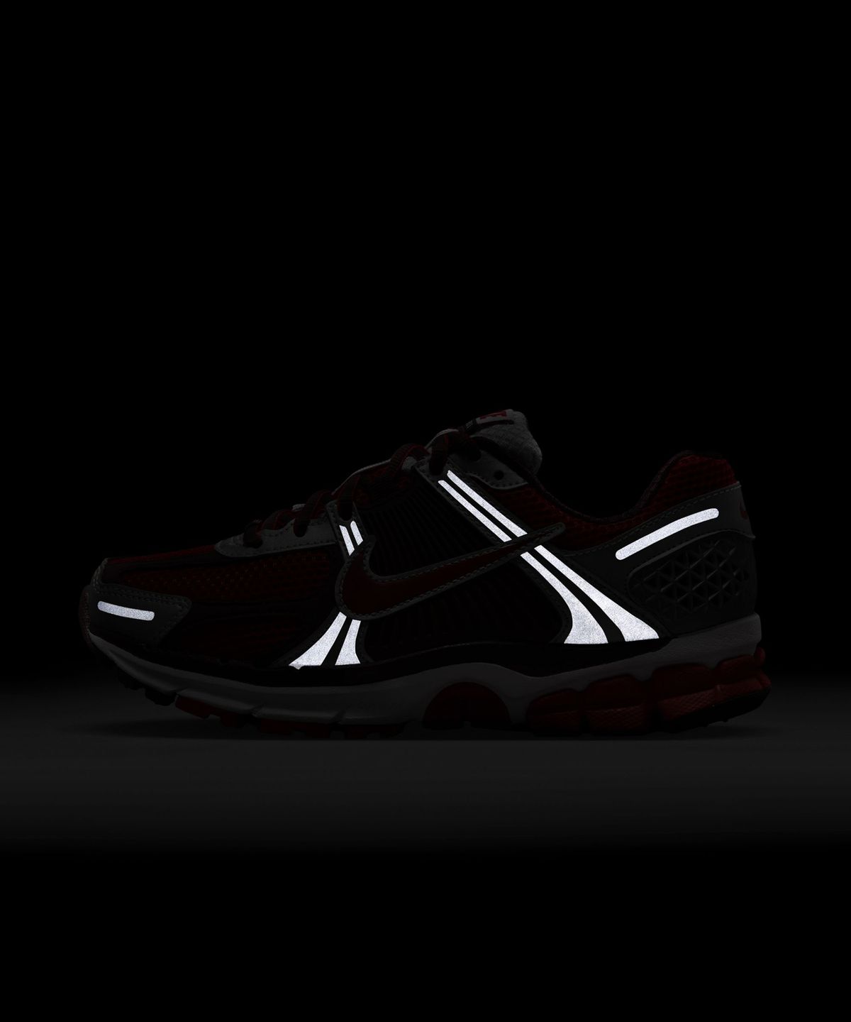 나이키(NIKE) 줌 보메로 5 W - 미스틱 레드:메탈릭 플래티넘:리플렉트 실버:미스틱 레드 / FN7778-600