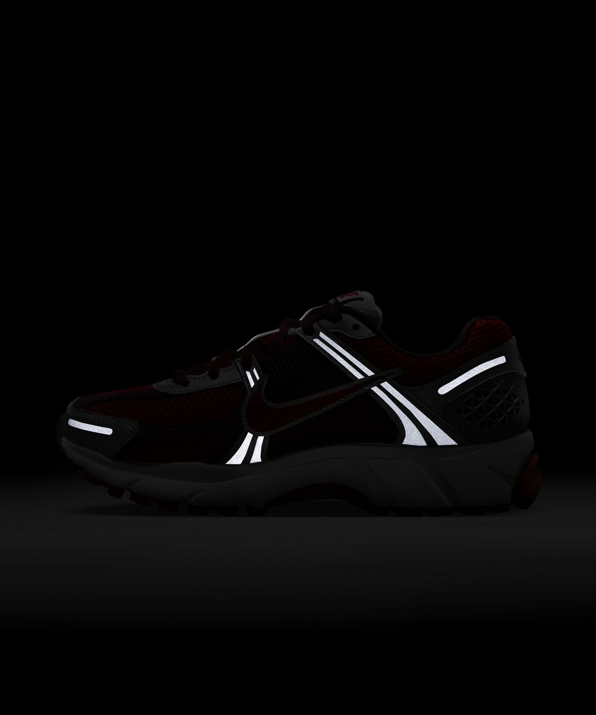 나이키(NIKE) 줌 보메로 5 W - 미스틱 레드:메탈릭 플래티넘:리플렉트 실버:미스틱 레드 / FN7778-600