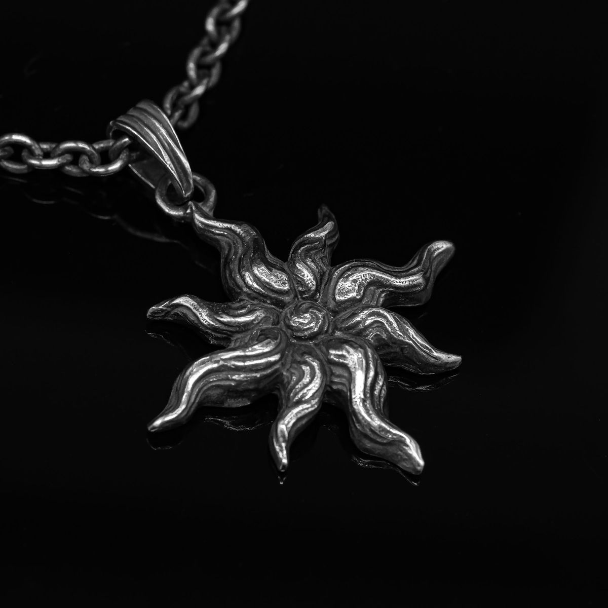 로우하이드(RAWHYDE) Twist Sun Pendant