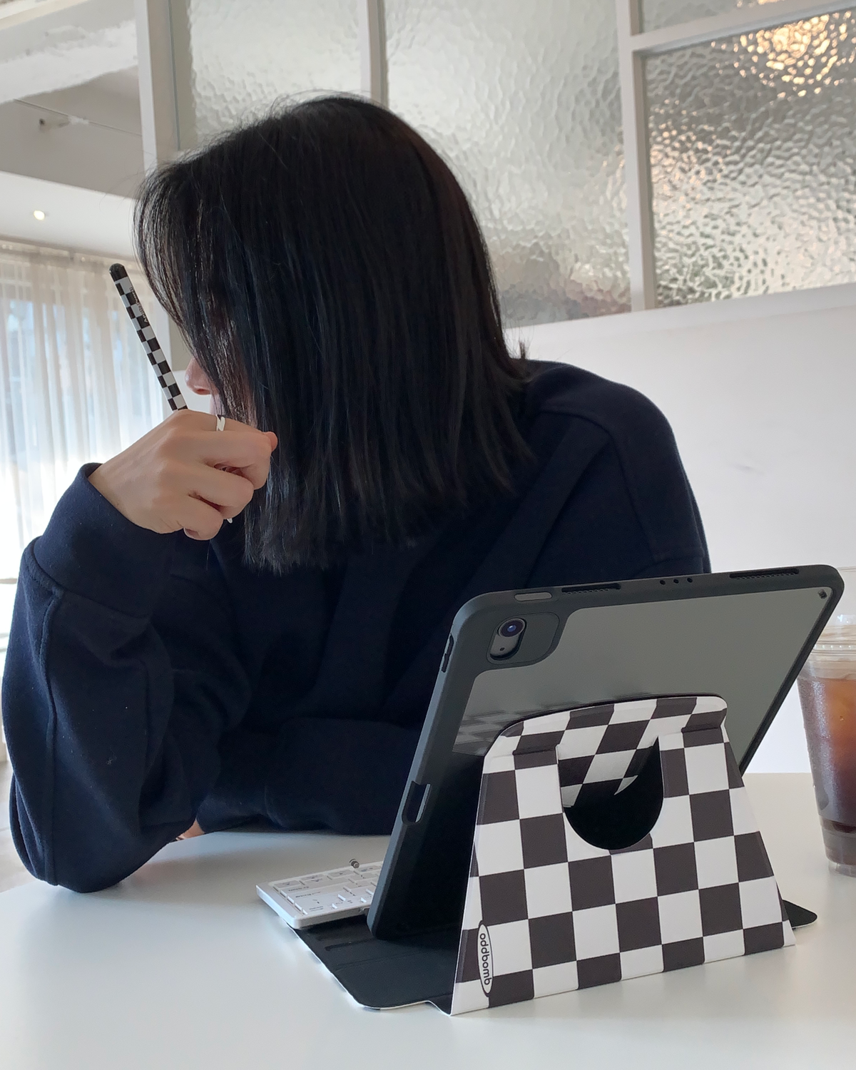 오드밤(ODDBOMB) 체커보드 쓰리폴더 아이패드 가로세로 거치 케이스