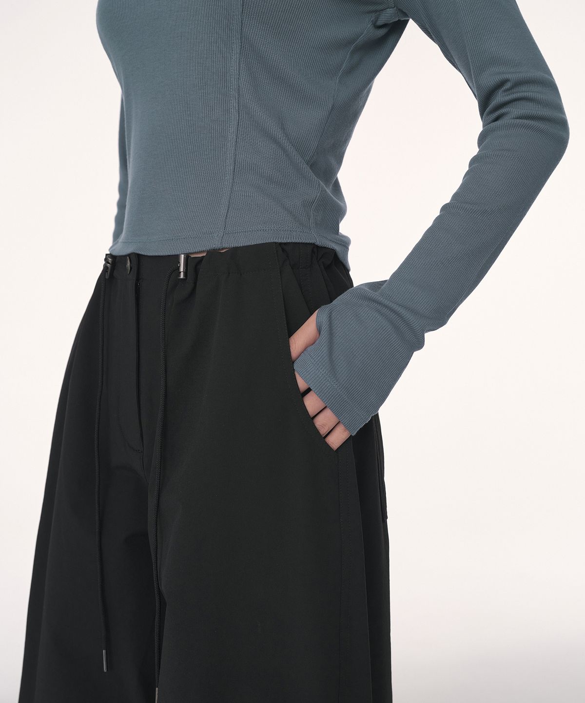 무신사 스탠다드 우먼(MUSINSA STANDARD WOMAN) 우먼즈 속기모 나일론 파라슈트 팬츠 [블랙]