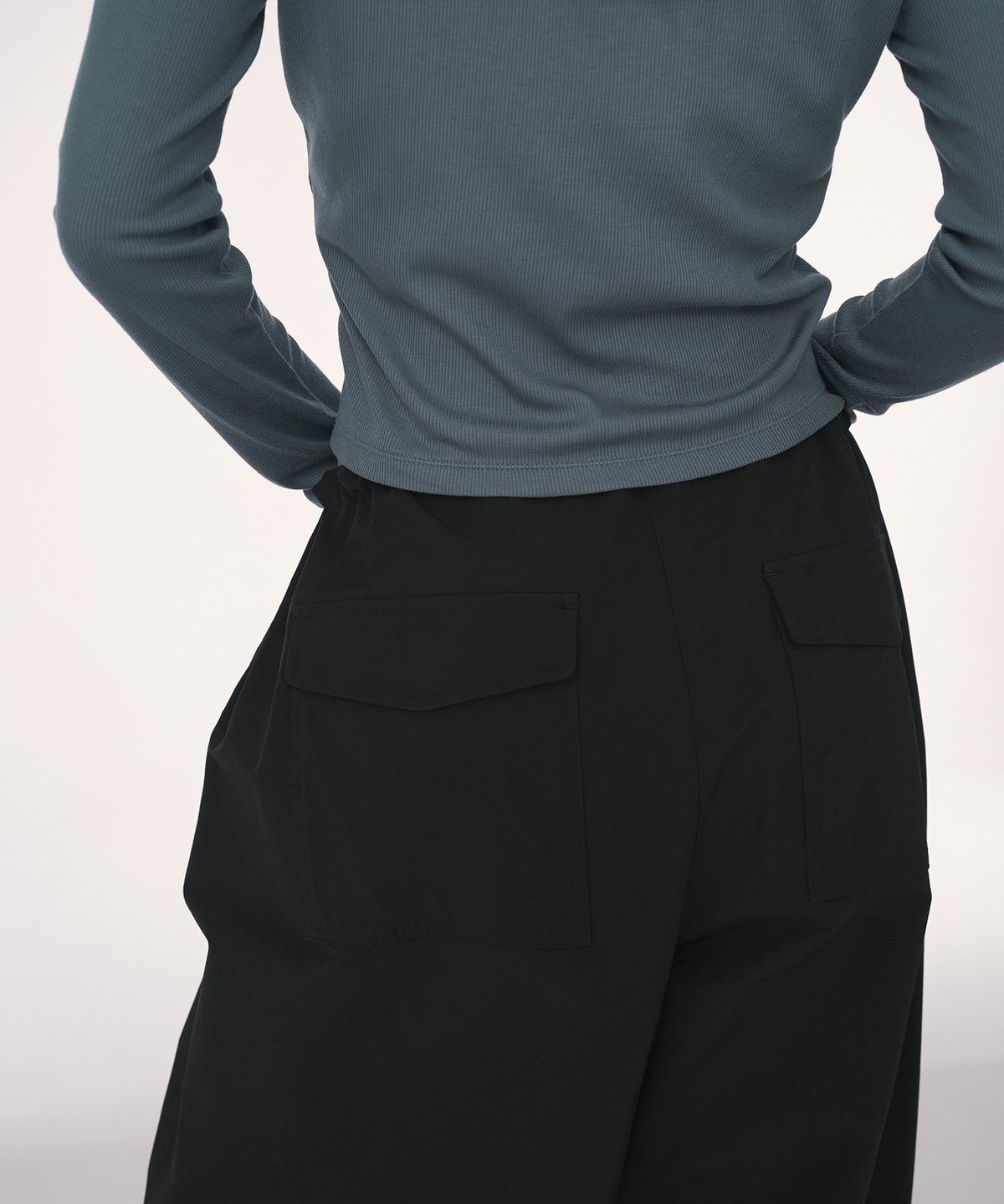 무신사 스탠다드 우먼(MUSINSA STANDARD WOMAN) 우먼즈 속기모 나일론 파라슈트 팬츠 [블랙]