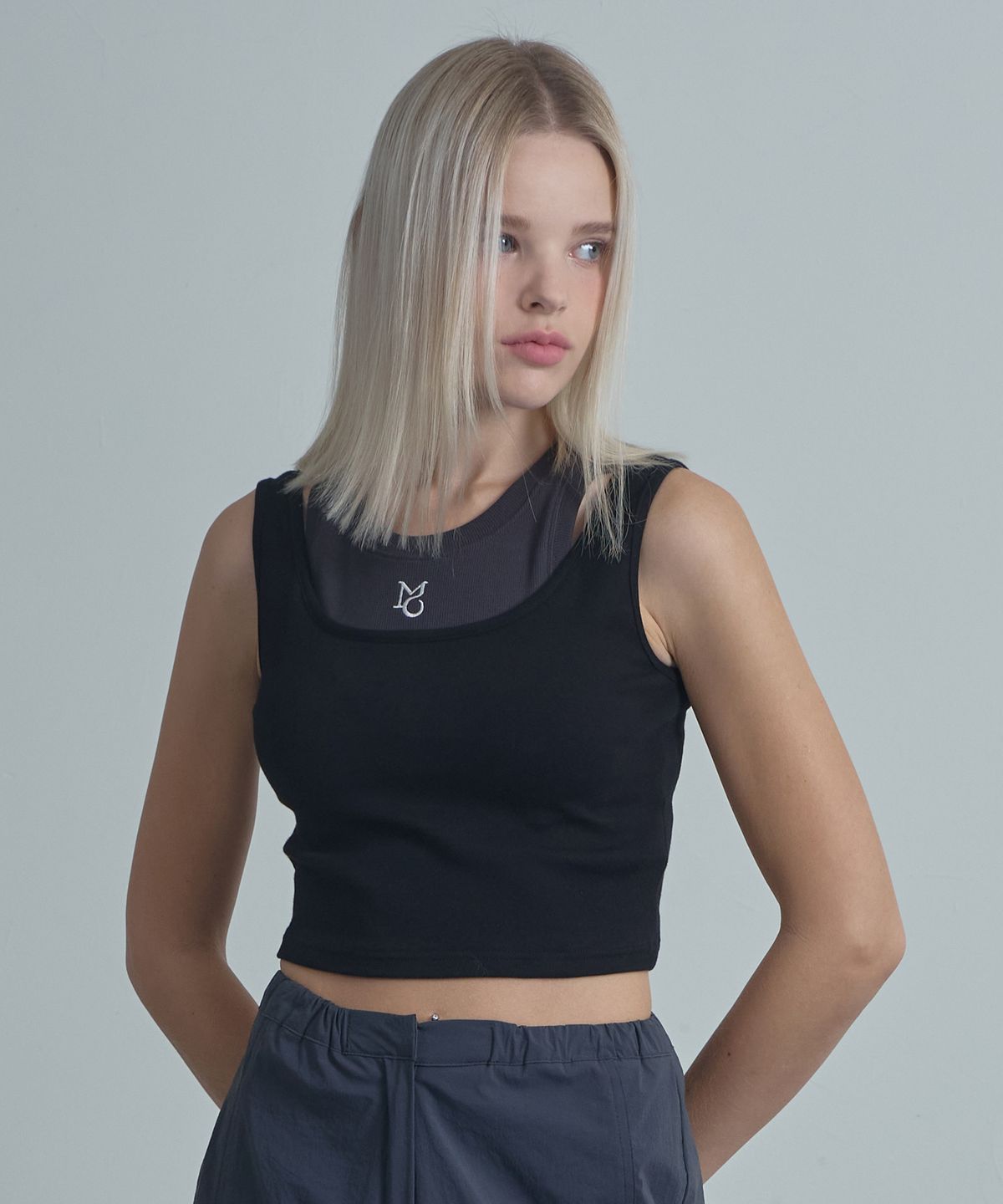 무아르모아(MOIREMOA) Double sleeveless top -black
