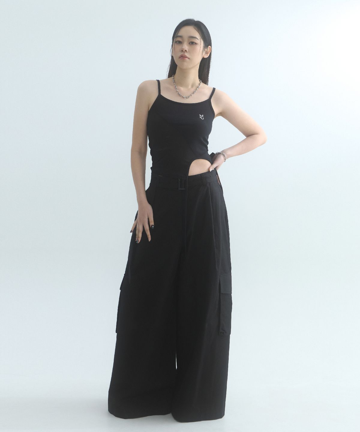 무아르모아(MOIREMOA) oblique String Sleeveless Top-black