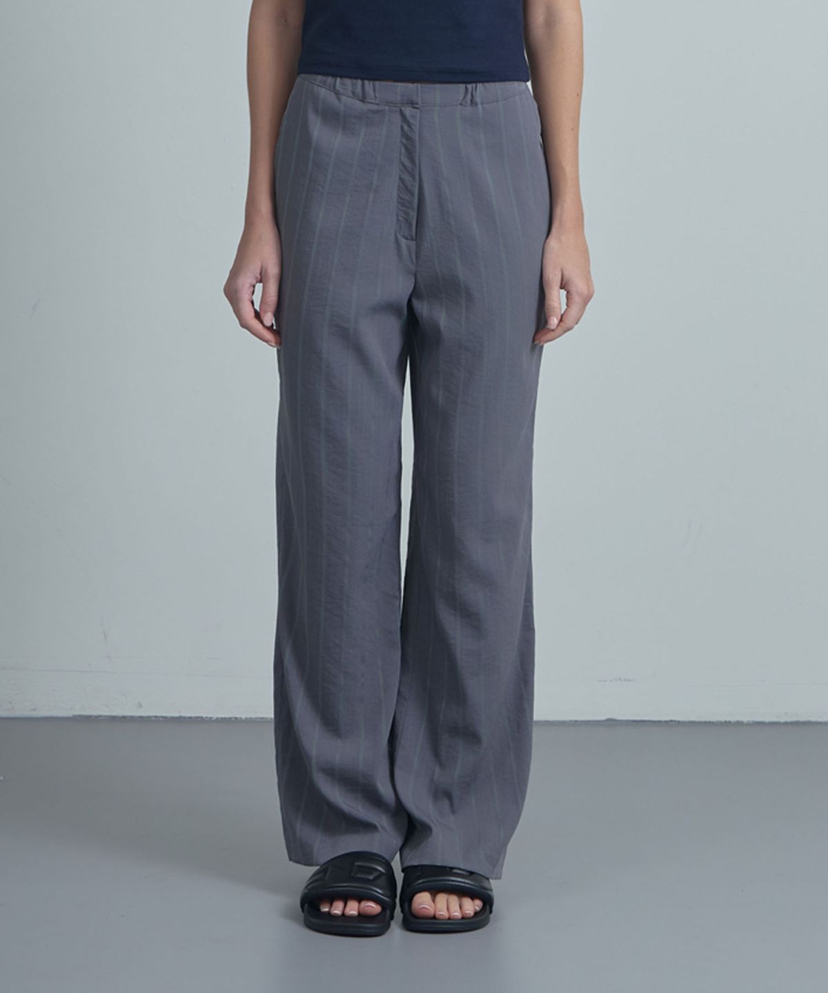 무아르모아(MOIREMOA) Stripe Straight Slacks - Charcoal