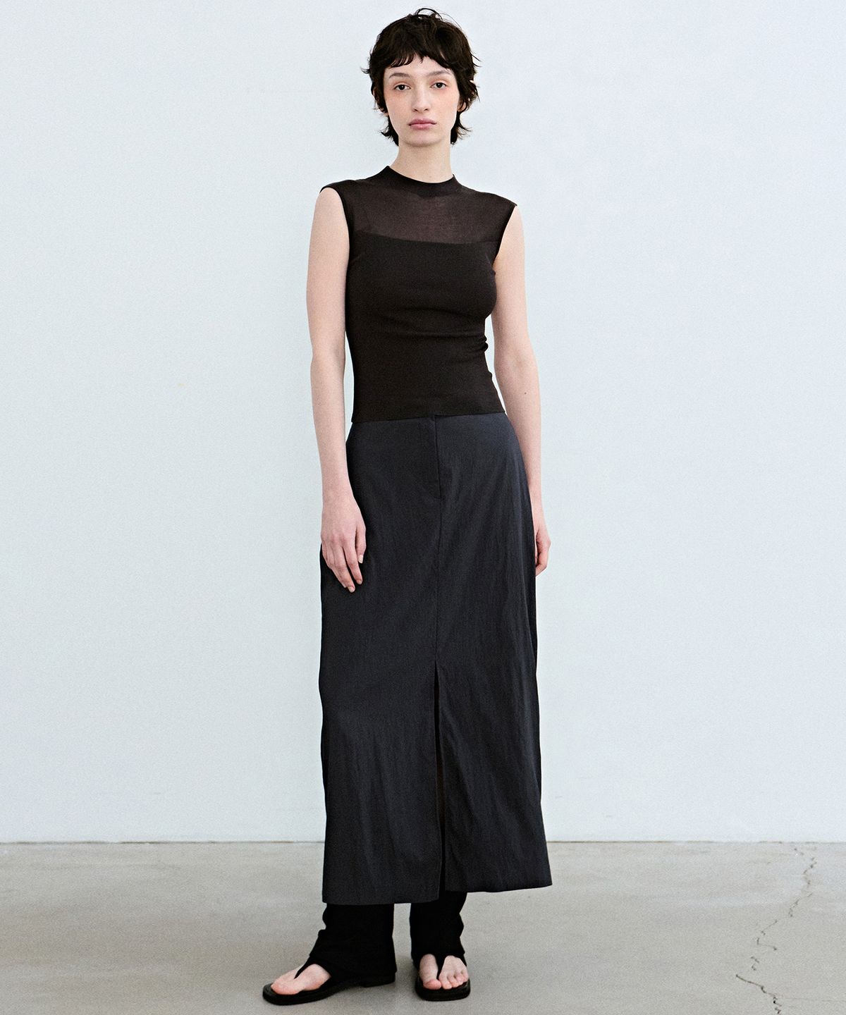 닉앤니콜(NICK&NICOLE) SHEER LINE SLEEVELESS_CHARCOAL