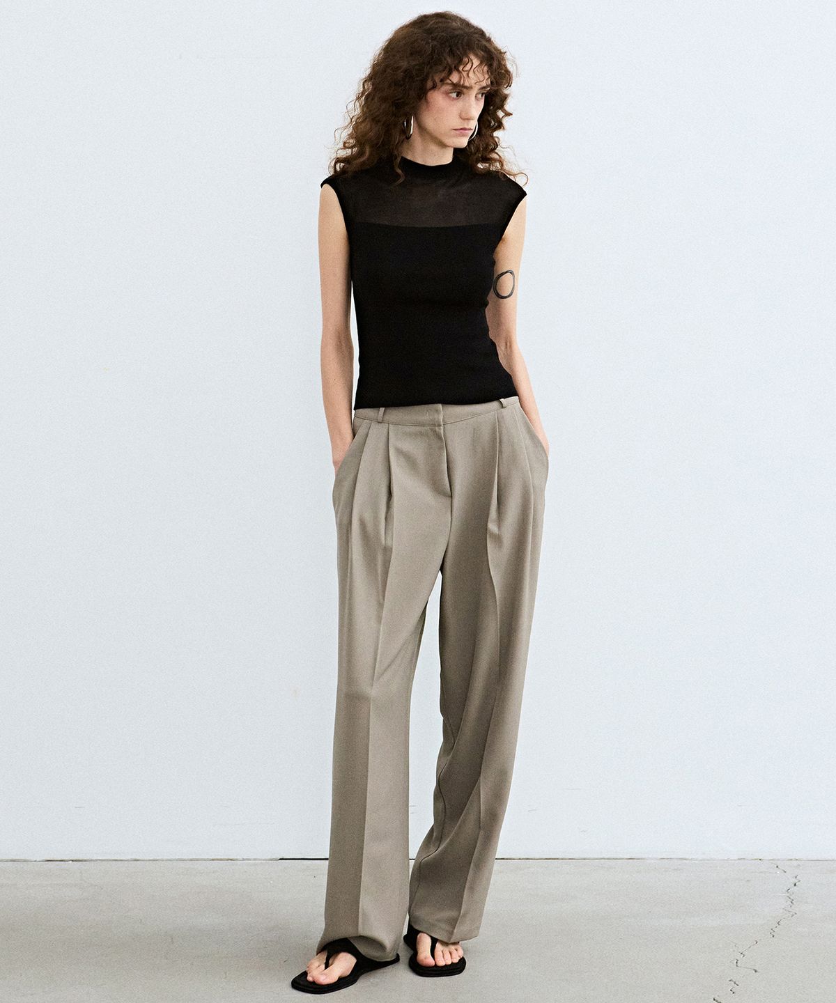 닉앤니콜(NICK&NICOLE) SHEER LINE SLEEVELESS_BLACK