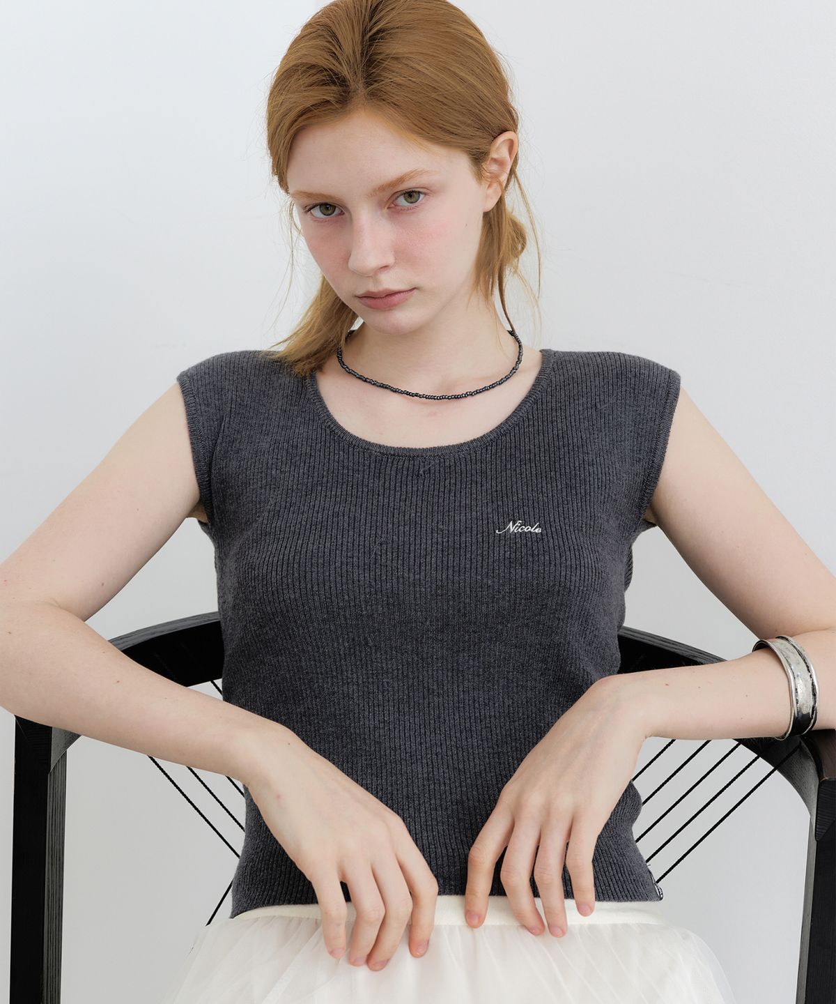 닉앤니콜(NICK&NICOLE) MINIMAL SLEEVE U-NECK KNIT TOP_CHARCOAL