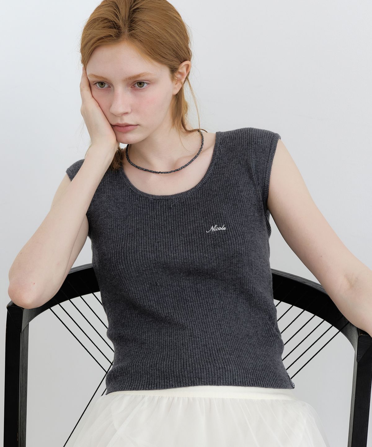 닉앤니콜(NICK&NICOLE) MINIMAL SLEEVE U-NECK KNIT TOP_CHARCOAL