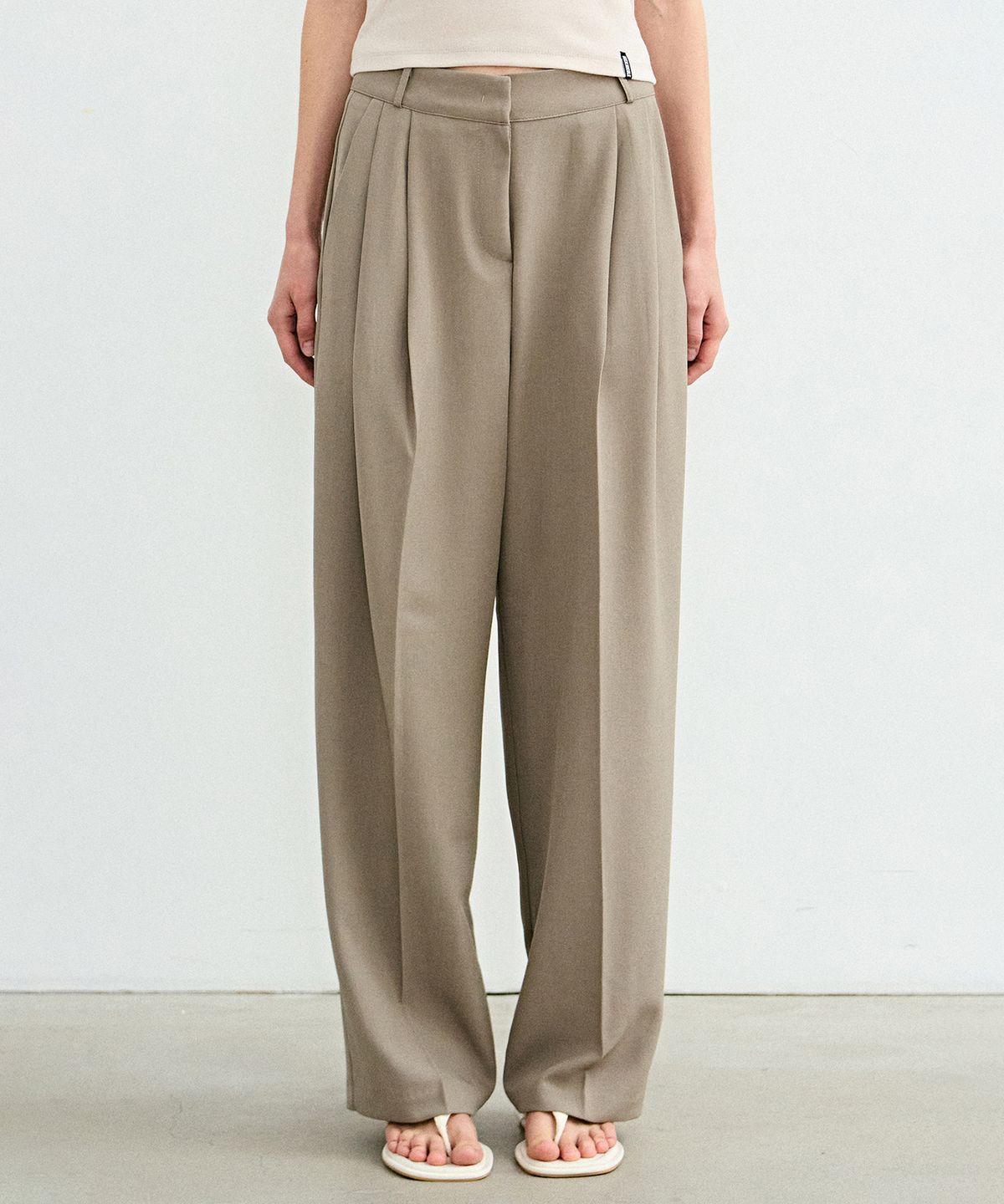 닉앤니콜(NICK&NICOLE) MINIMAL LONG PINTUCK SLACKS_KHAKI GRAY