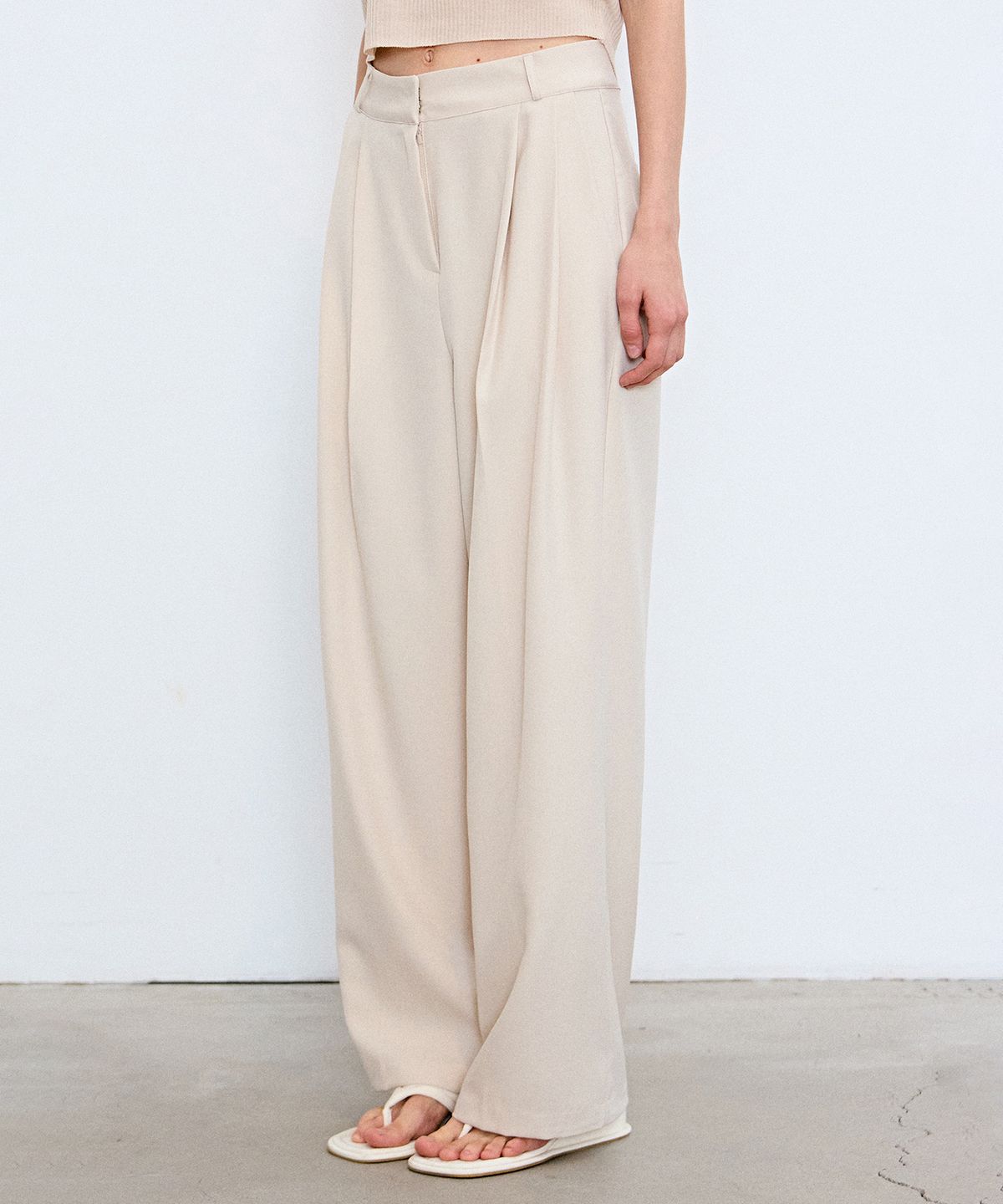 닉앤니콜(NICK&NICOLE) MINIMAL LONG PINTUCK SLACKS_LIGHT CREAM