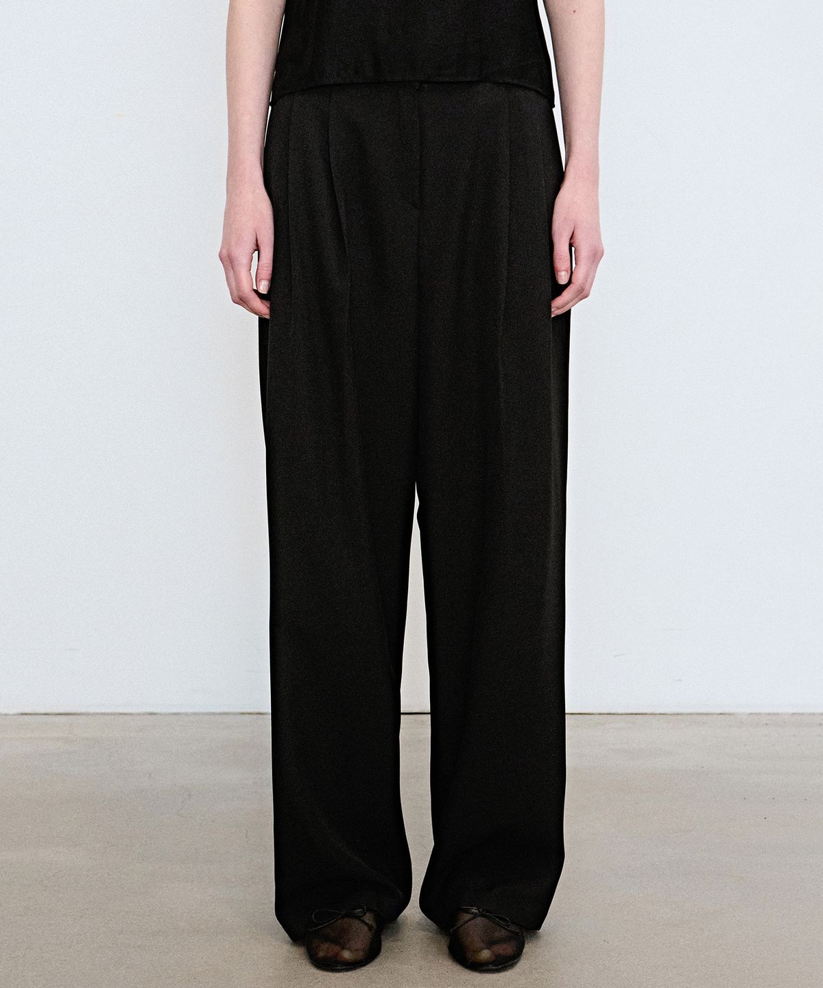 닉앤니콜(NICK&NICOLE) MINIMAL LONG PINTUCK SLACKS_BLACK