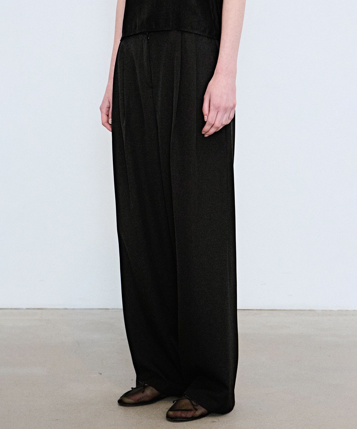 닉앤니콜(NICK&NICOLE) MINIMAL LONG PINTUCK SLACKS_BLACK