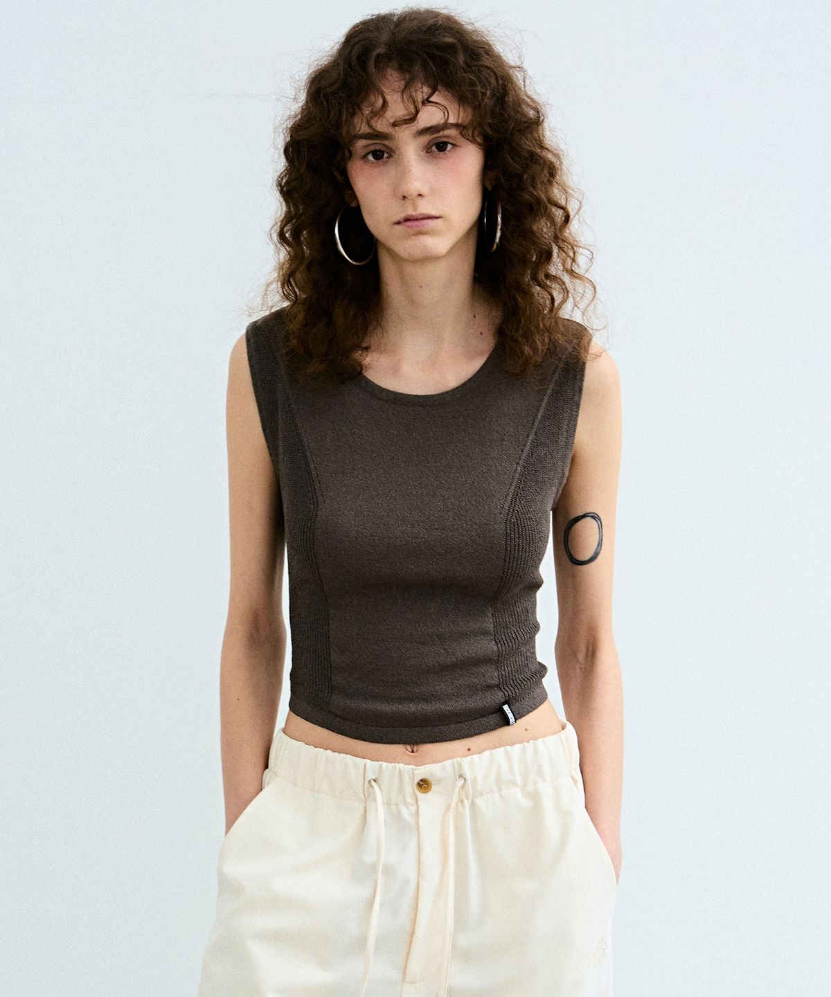닉앤니콜(NICK&NICOLE) BACK SLIT STRING KNIT SLEEVELESS_CHARCOAL