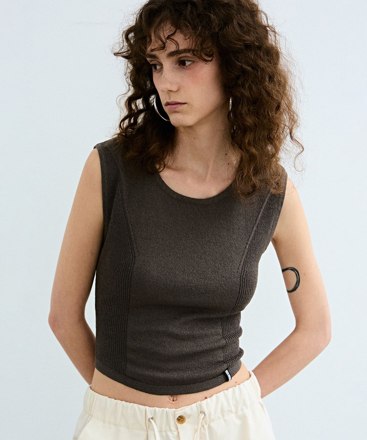닉앤니콜(NICK&NICOLE) BACK SLIT STRING KNIT SLEEVELESS_CHARCOAL