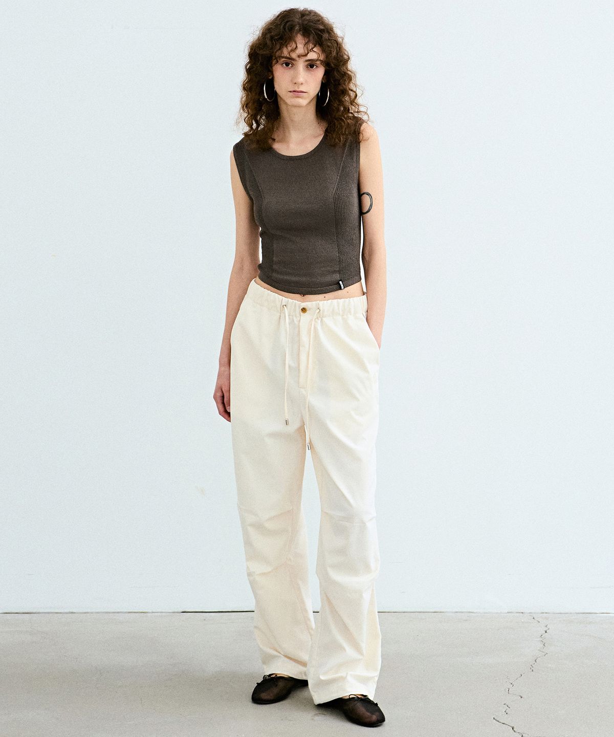 닉앤니콜(NICK&NICOLE) BACK SLIT STRING KNIT SLEEVELESS_CHARCOAL