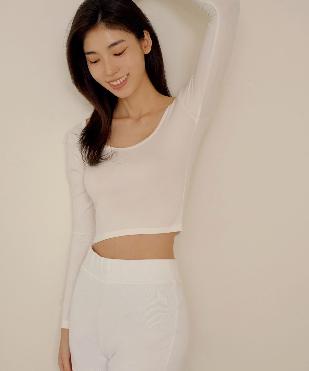 마른파이브(MARN5) 히트터치 슬림핏 딥 U넥 크롭 티셔츠_2colors
