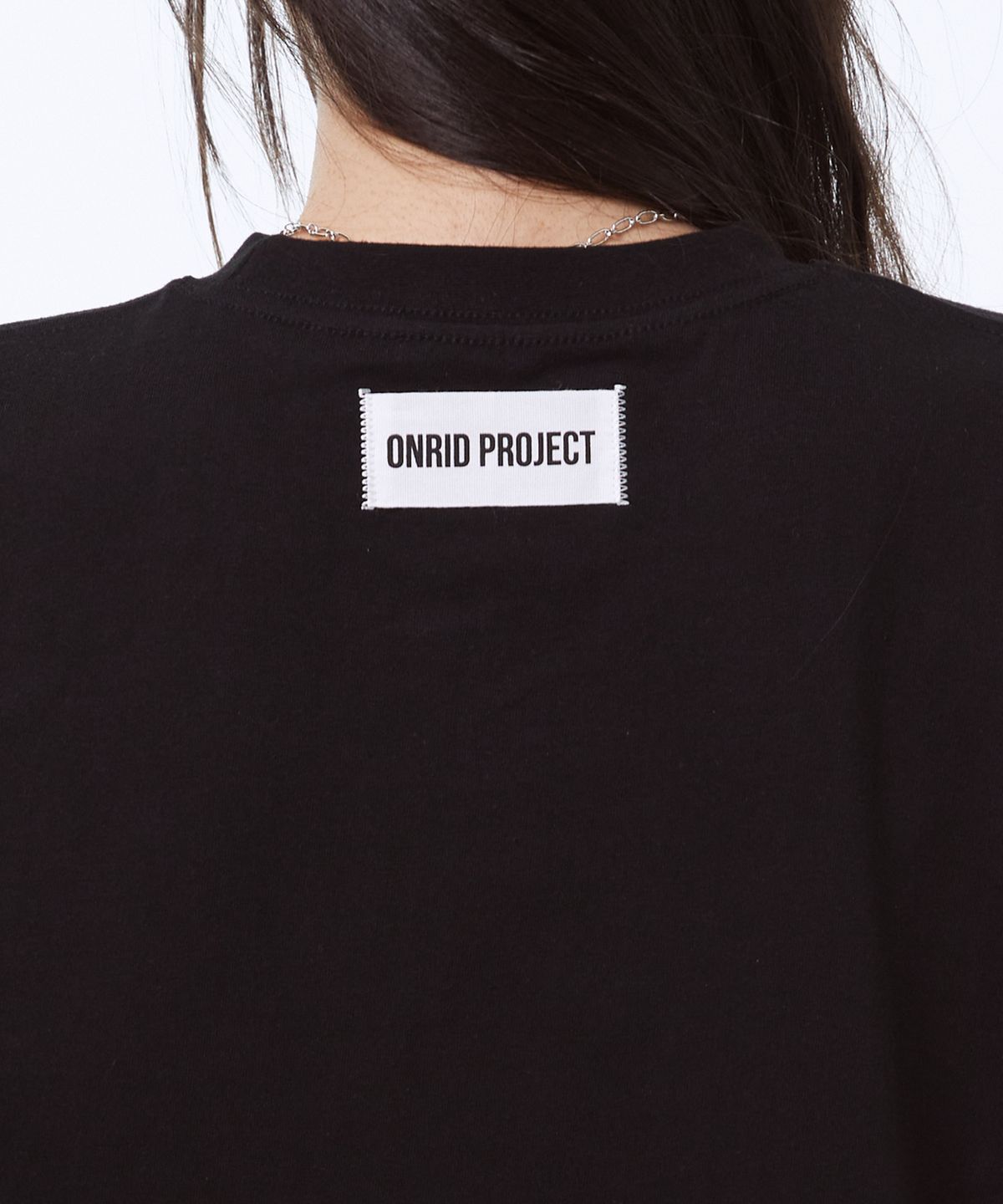 온리드프로젝트(ONRIDPROJECT) 우먼즈 로고 라벨 티셔츠 - 블랙