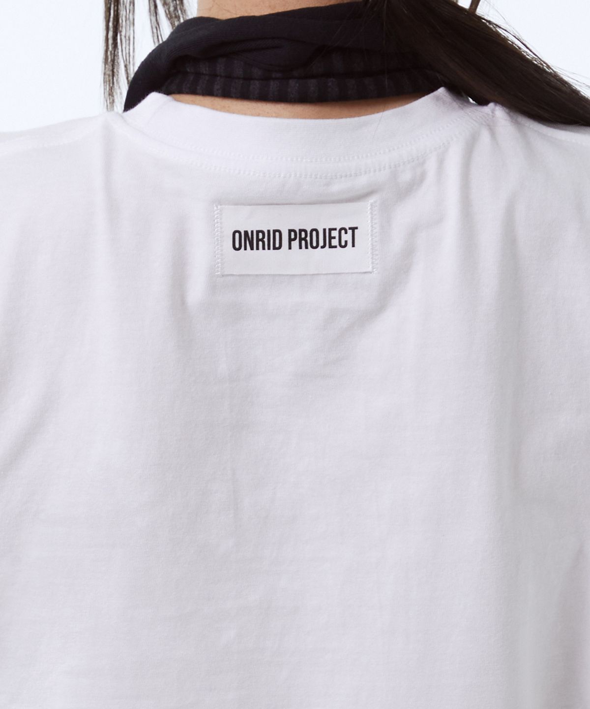 온리드프로젝트(ONRIDPROJECT) 우먼즈 로고 라벨 티셔츠 - 화이트