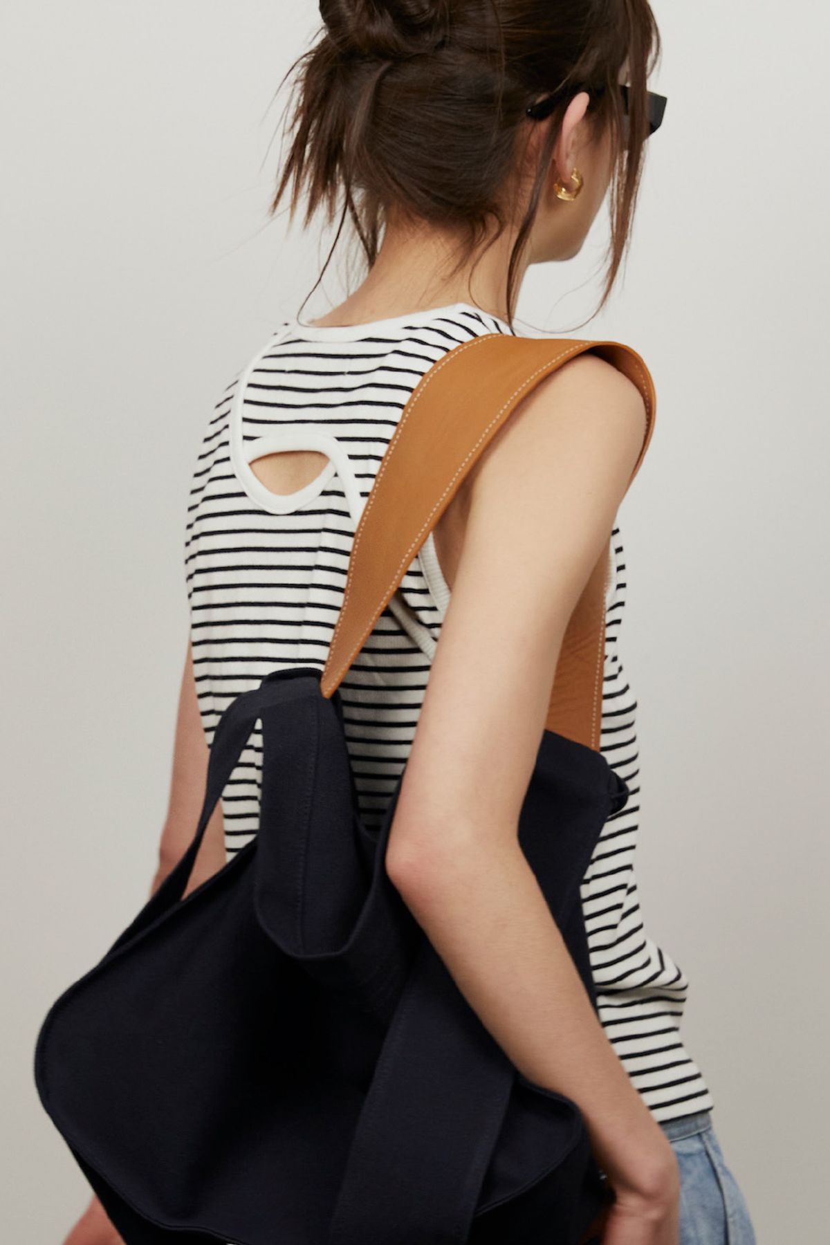 노앙(NOHANT) CROSS SLEEVELESS STRIPE-BLACK