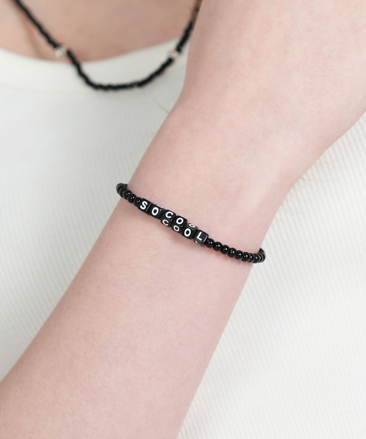봉보(BONBEAU) Black cube initial color ball Bracelet 봉보 블랙 큐브 이니셜 컬러 볼 비즈 팔찌