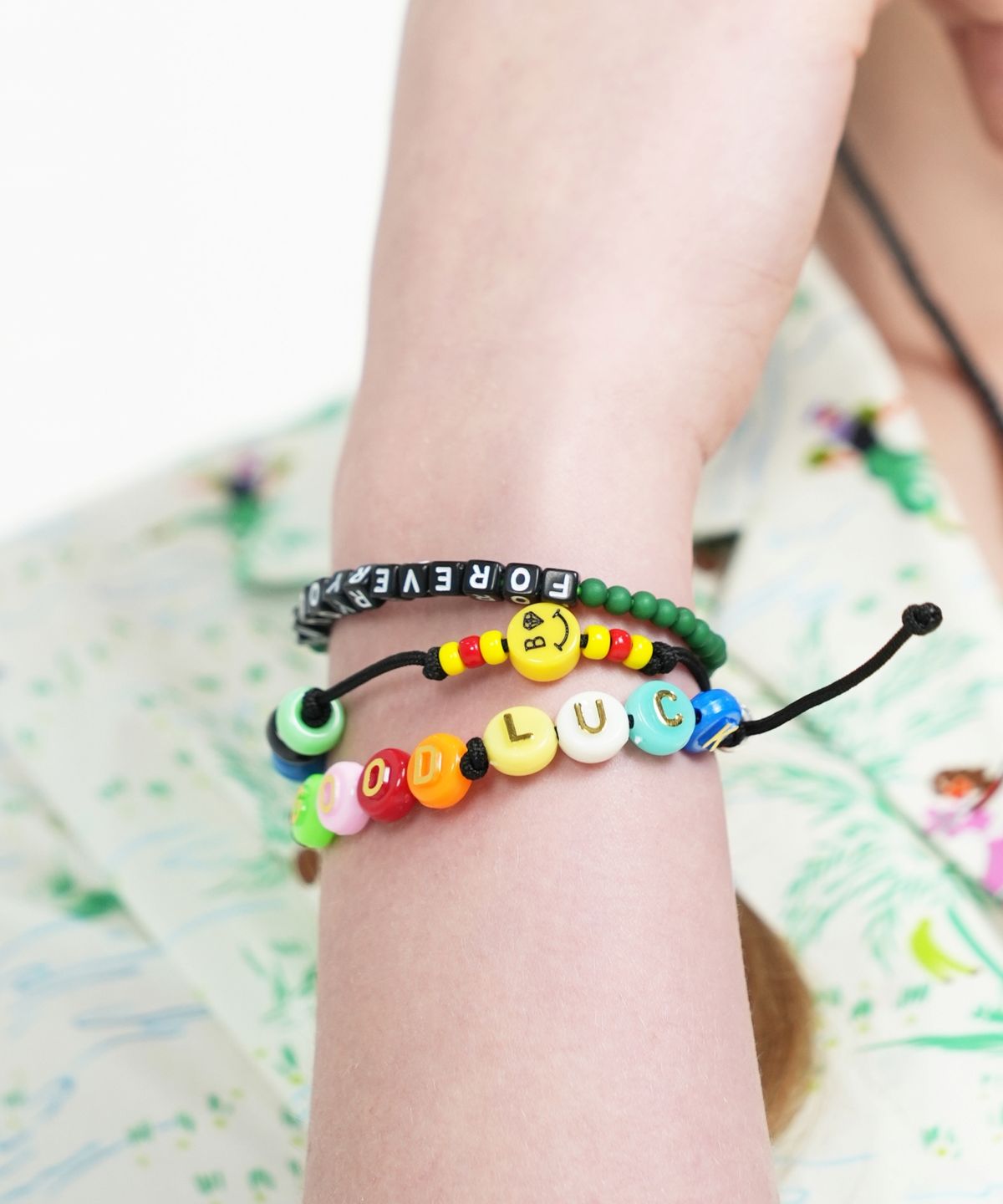 봉보(BONBEAU) Black cube initial color ball Bracelet 봉보 블랙 큐브 이니셜 컬러 볼 비즈 팔찌