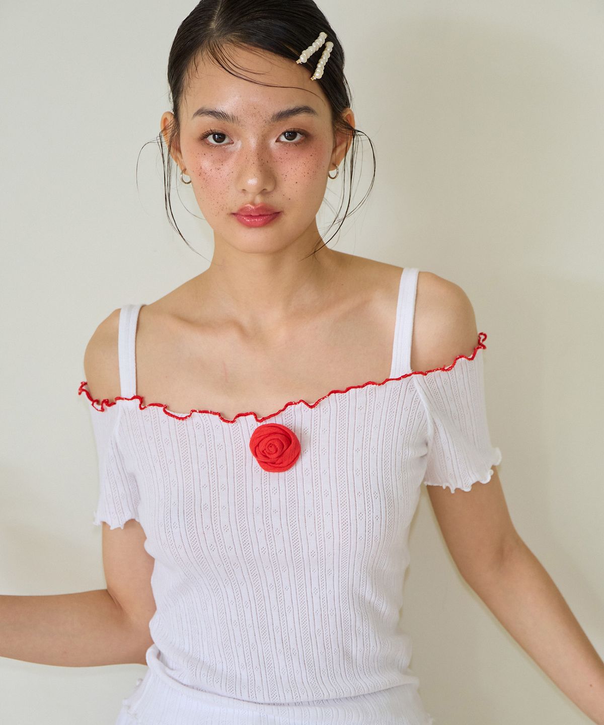 살롱 드 욘(SALON DE YOHN) Corsage Point Strap Off Shoulder T_ White