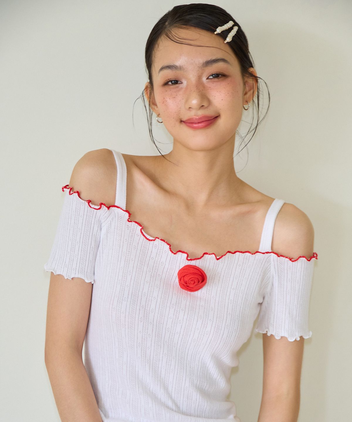 살롱 드 욘(SALON DE YOHN) Corsage Point Strap Off Shoulder T_ White
